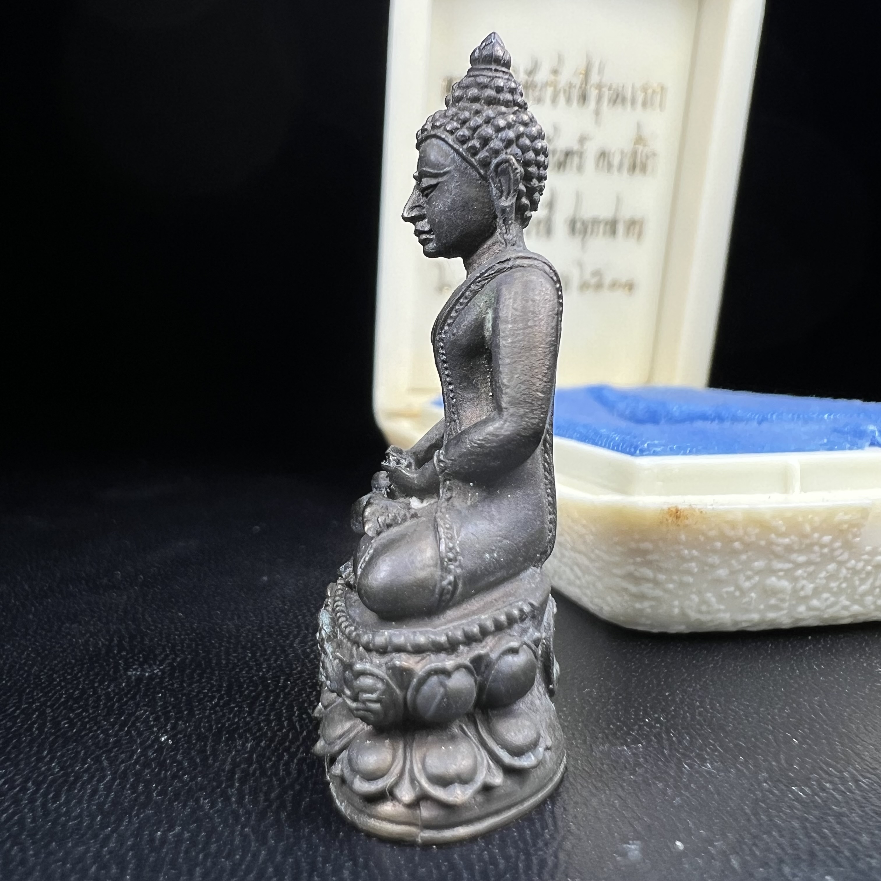 พระกริ่งพิชัยรังสี รุ่นแรก วัดป่าชัยรังสี จ.สมุทรสาคร ปี 2531 เนื้อนวโลหะ ออกแบบโดยนายช่างเกษม มงคลเจริญ ช่างมือหนึ่งแห่งยุค ปลุกเสกโดยพระเกจิอาจารย์ที่มีชื่อเสียงในยุคนั้นมาร่วมพิธีกันหลายรูป พุทธศิลป์ออกแบบได้สวยงดงาม พร้อมกล่องบรรจุเดิมครบ