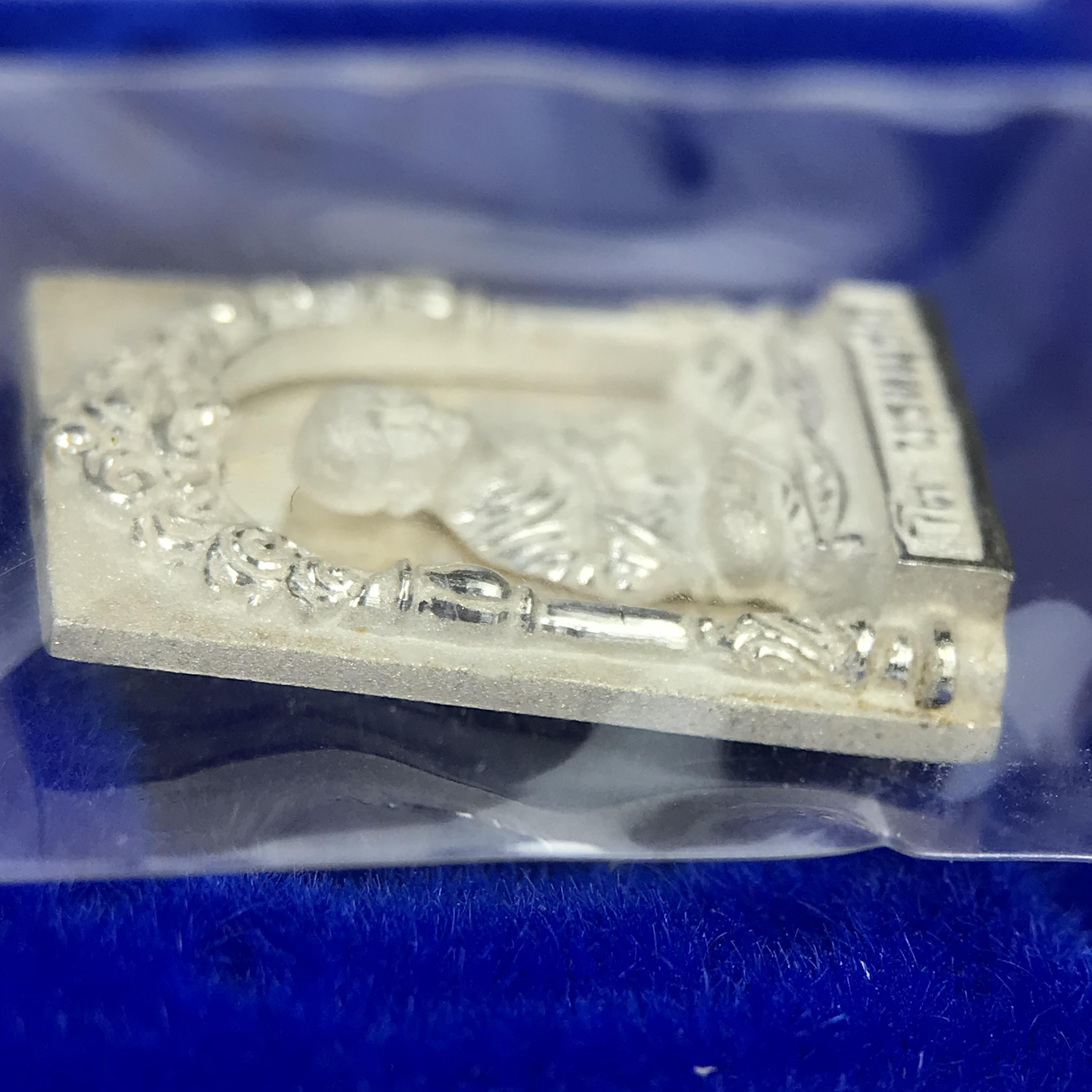 สมเด็จพุฒาจารย์ (โต พรหมรังสี) อนุสรณ์ 128 ปี สมเด็จพระญาณสังวร สมเด็จพระสังฆราช ทรงเมตตาอธิฐานจิต ปี 2543 มหาพุทธาภิเษก 3วาระ เหรียญรูปเหมือนสมเด็จพุฒาจารย์โตด้านหลังพระสมเด็จ เนื้อเงิน พิมพ์เล็ก(พิมพ์คะแนน) ขนาด 1.2 x 1.7 ซม. ทรงคุณค่าทั้งด้านความงานด้า