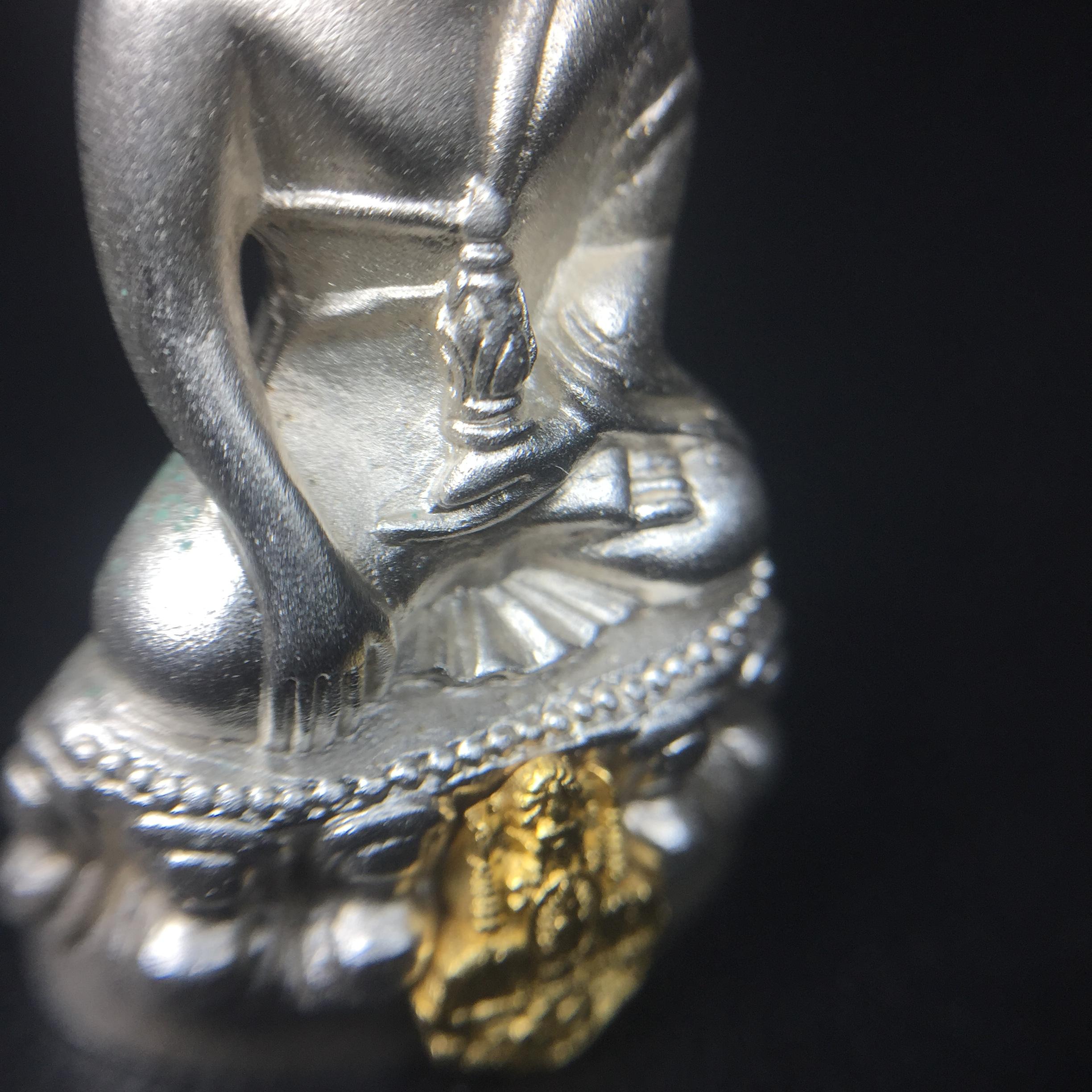 พระกริ่งสมเด็จญาณ วัดบวรนิเวศวิหาร เนื้อเงินบริสุทธิ์ 92.5% ตรากาญจนาภิเษกทองคำ(เนื้อทองคำแท้) พระราชทานแจกเมื่อ 3 ตุลาคม 2538 จัดสร้างในวโรกาส สมเด็จพระญาณสังวร สมเด็จพระสังฆราช ฉลองพระชนมายุครบ 82 พรรษา และฉลองครองราชสมบัติครบ 50 ปี รัชกาลที่ 9(หายาก)