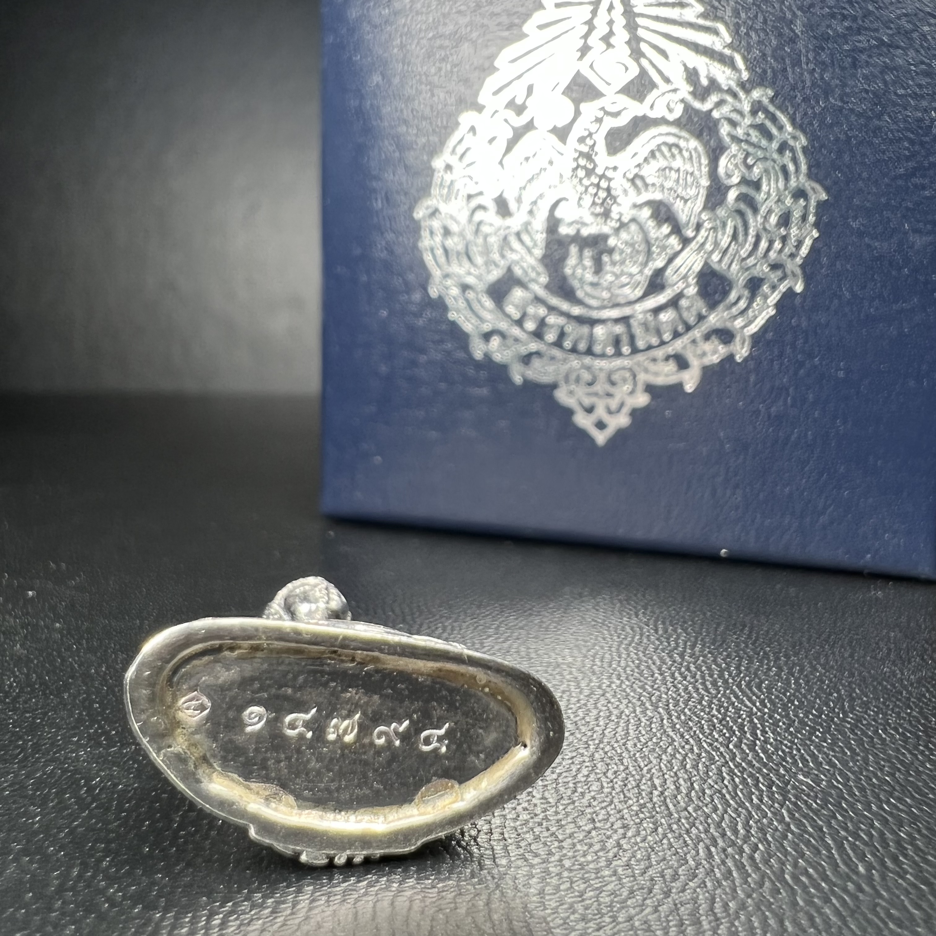 พระแก้วมรกต กรมสรรพสามิตจัดสร้างขึ้นเนื่องในโอกาสครบรอบ 64 ปีของกรมสรรพสามิต และเนื่องในวโรกาสที่พระบาทสมเด็จพระเจ้าอยู่หัวทรงครองราชย์ครบ 50 ปีในปีกาญจนาภิเษก เมื่อ พ.ศ.2539 เนื้อเงินรมดำขัดเงาพร้อมกล่องบรรจุเดิม