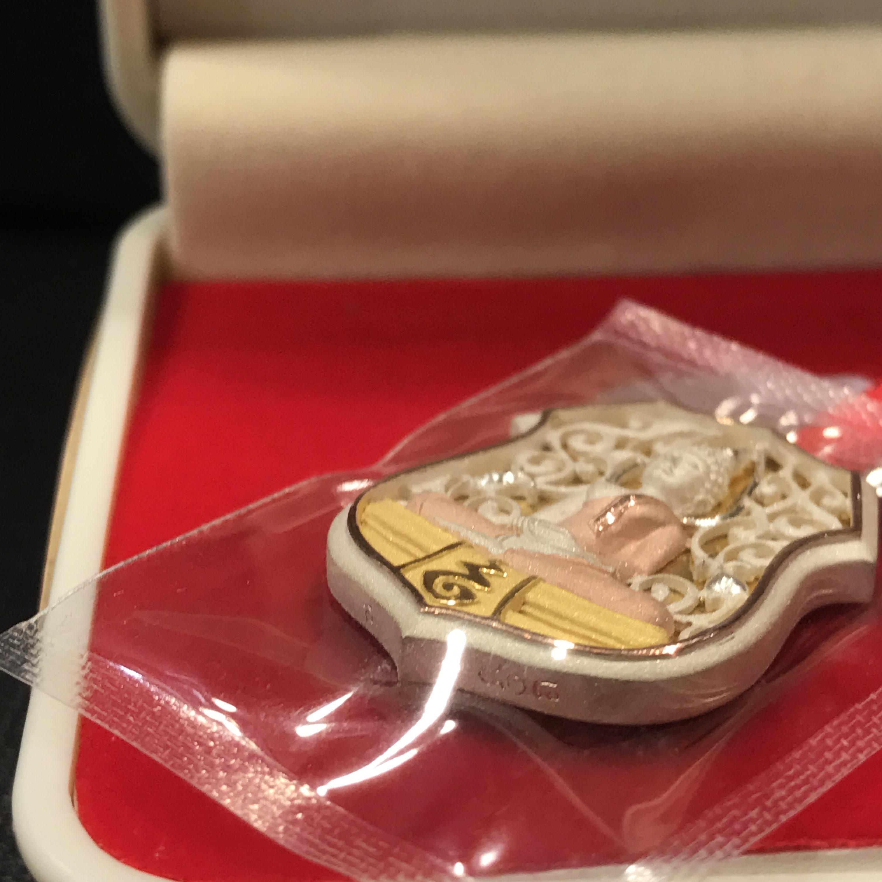 เหรียญอาร์มฉลุลายหลวงพ่อโสธร รุ่น "ทูลเกล้ามหามงคล" จัดสร้างที่ วัดบวรนิเวศฯ ปี 2544 เนื้อเงินสามกษัตริย์พิมพ์ใหญ่ สภาพสวยซีนเดิมกล่องครบ