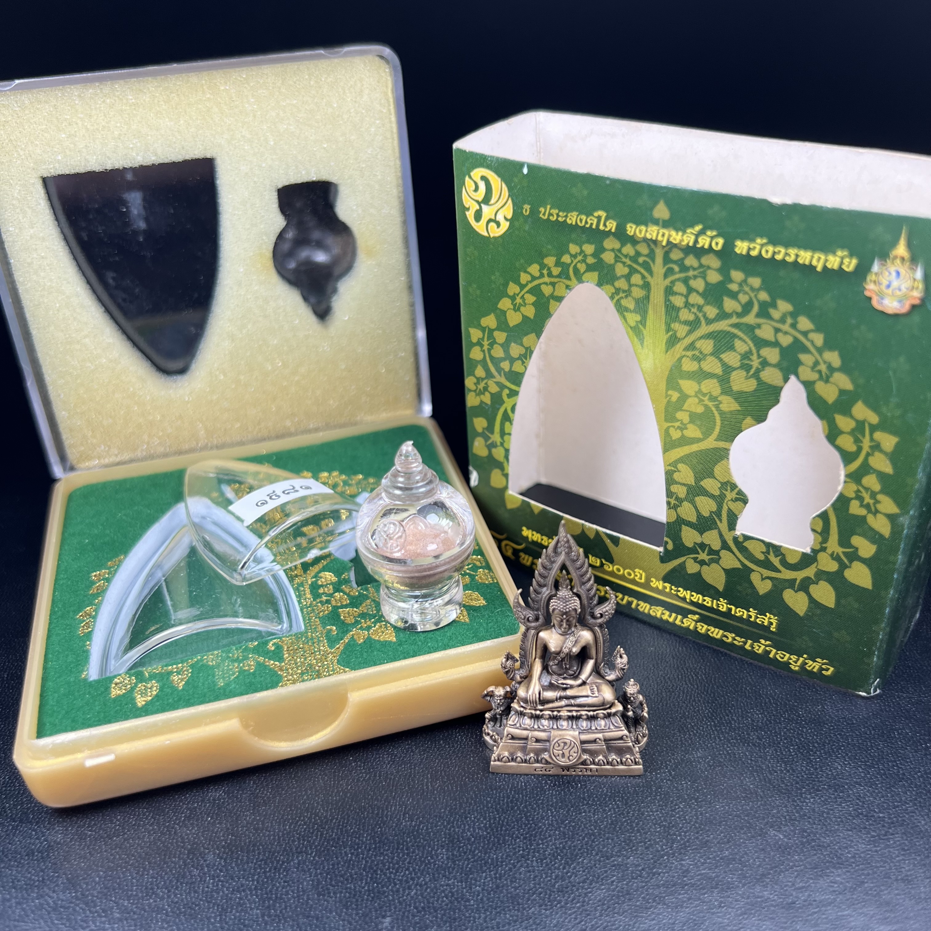 พระพุทธชินราช ภปร. 84 พรรษาในหลวงรัชกาลที่ 9 ปี 2554 พิมพ์กลางขนาดหน้าตัก 1/2 นิ้ว(สูง 3.8 ซม.) เนื้อบรอนซ์รมดำซาติน(สภาพผิวเดิมสวย) (พระราชทานมวลสาร จิตรลดาและเส้นพระเจ้า(เส้นผม)รัชกาลที่9)พุทธศิลป์ทรงคุณค่าอีกหนึ่งรุ่นยอดนิยม(องค์หมายเลข ๑๙๘๑)