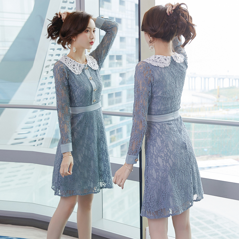 ชุดเดรสสั้นผ้าลูกไม้แนวซีทรูสีเทา คอบัวลูกไม้สีขาว แขนยาว เสื้อด้านหน้าและปลายแขนตกแต่งกระดุมพลอยชมพูสังเคราะห์ กระโปรงทรงเอ สวยดูดี