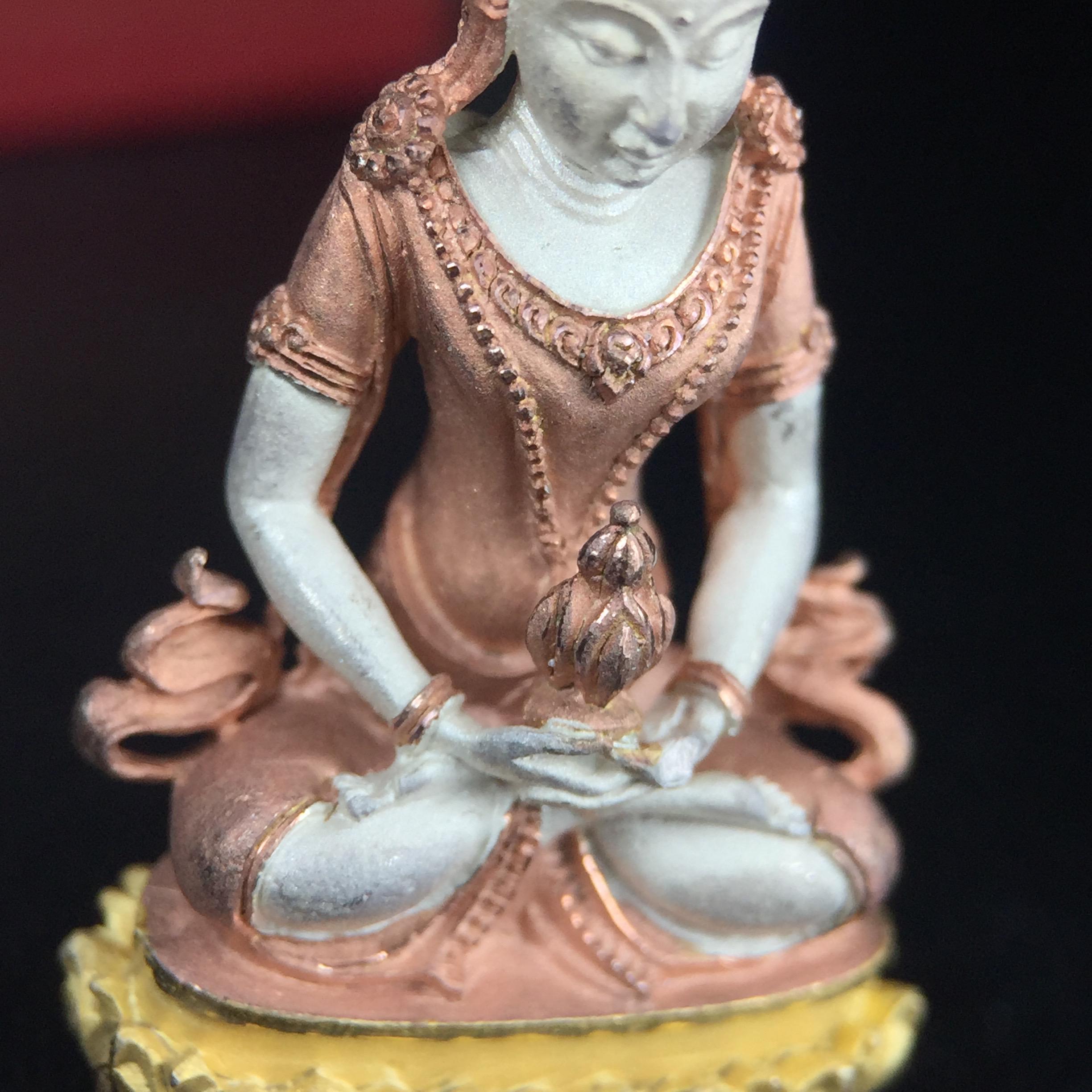 พระกริ่งอวโลกิเตศวร ( เจ้าแม่กวนอิม ) วัดโพธิ์แมนคุณาราม เนื้อเงิน 3 กษัตริย์ พ่นทราย รุ่นอุดมโภคทรัพย์ พ.ศ.2539(ผิวสวยเดิมพร้อมกล่องบรรจุการ์ดใบรับรองเดิมครบ) (อีกหนึ่งรุ่นยอดนิยม พุทธศิลป์สวยงดงาม)