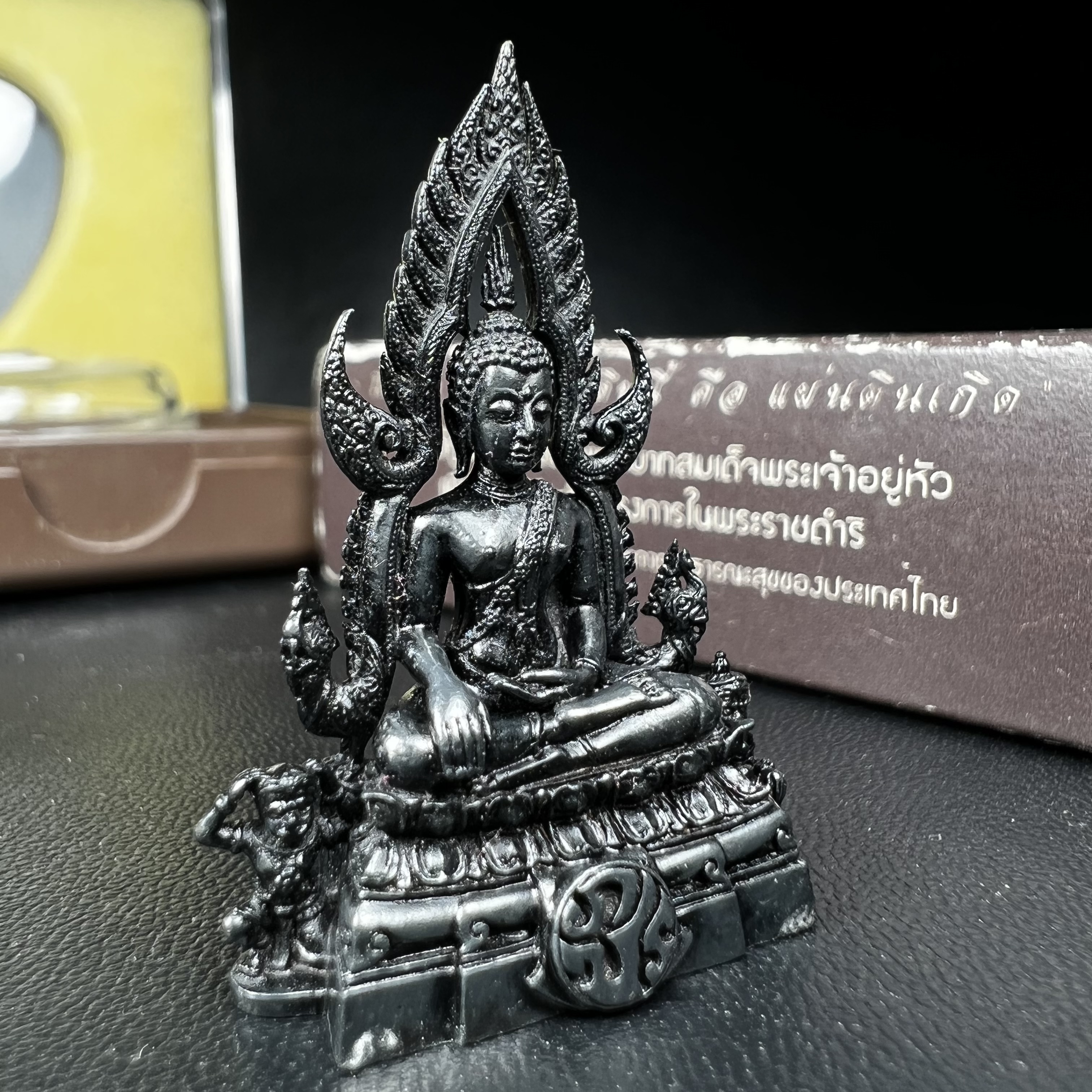 พระพุทธชินราช ภปร. โครงการ "เพราะแผ่นดินนี้ คือ แผ่นดินเกิด" ปี2548(รุ่นแรก) ลอยองค์ หน้าตัก 1/2 นิ้ว เนื้อเงินรมดำ(พุทธศิลป์จำลองเมื่อครั้งลอกทอง ครั้งที่3 เมื่อปี2547 ร้อยปีจะมีสักครั้ง "พระพุทธชินราชองค์ดำ")