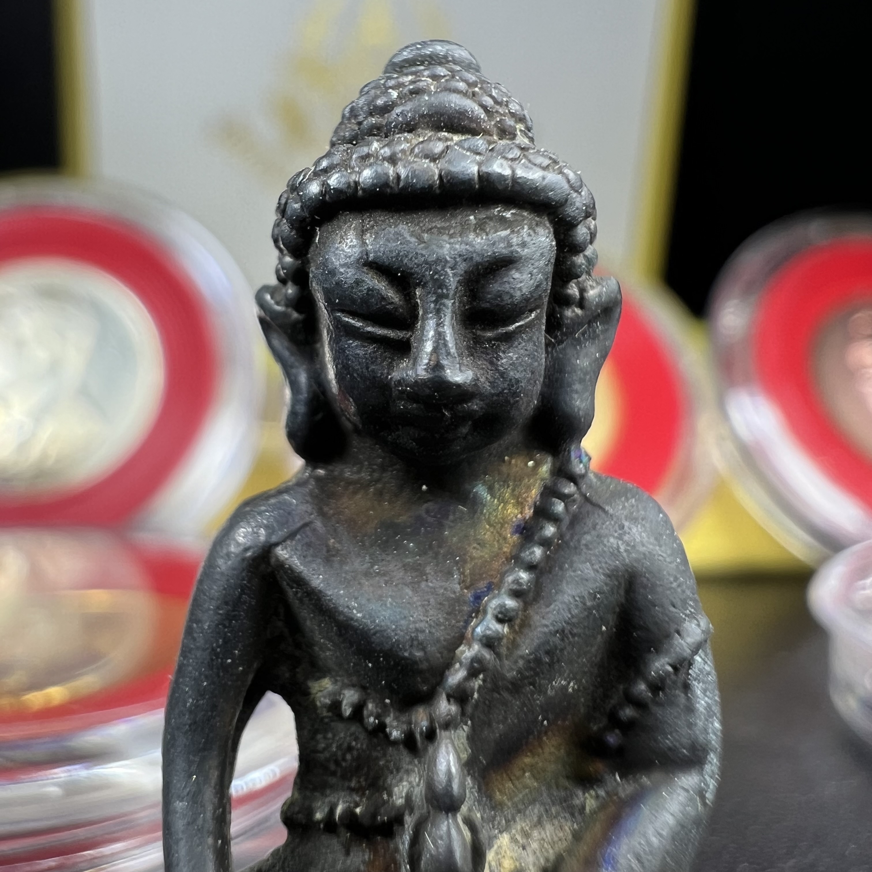 วัตถุมงคลคุ้มเกล้าฯ มหามงคลเฉลิมพระชนมพรรษา 6 รอบ รัชกาลที่ 9 ชุดพิเศษกรรมการ(สุดหายาก) (ในหลวงรัชกาลที่9 ทรงจุดไฟพระฤกษ์และเททอง พิธีใหญ่)ยอดนิยมหายาก