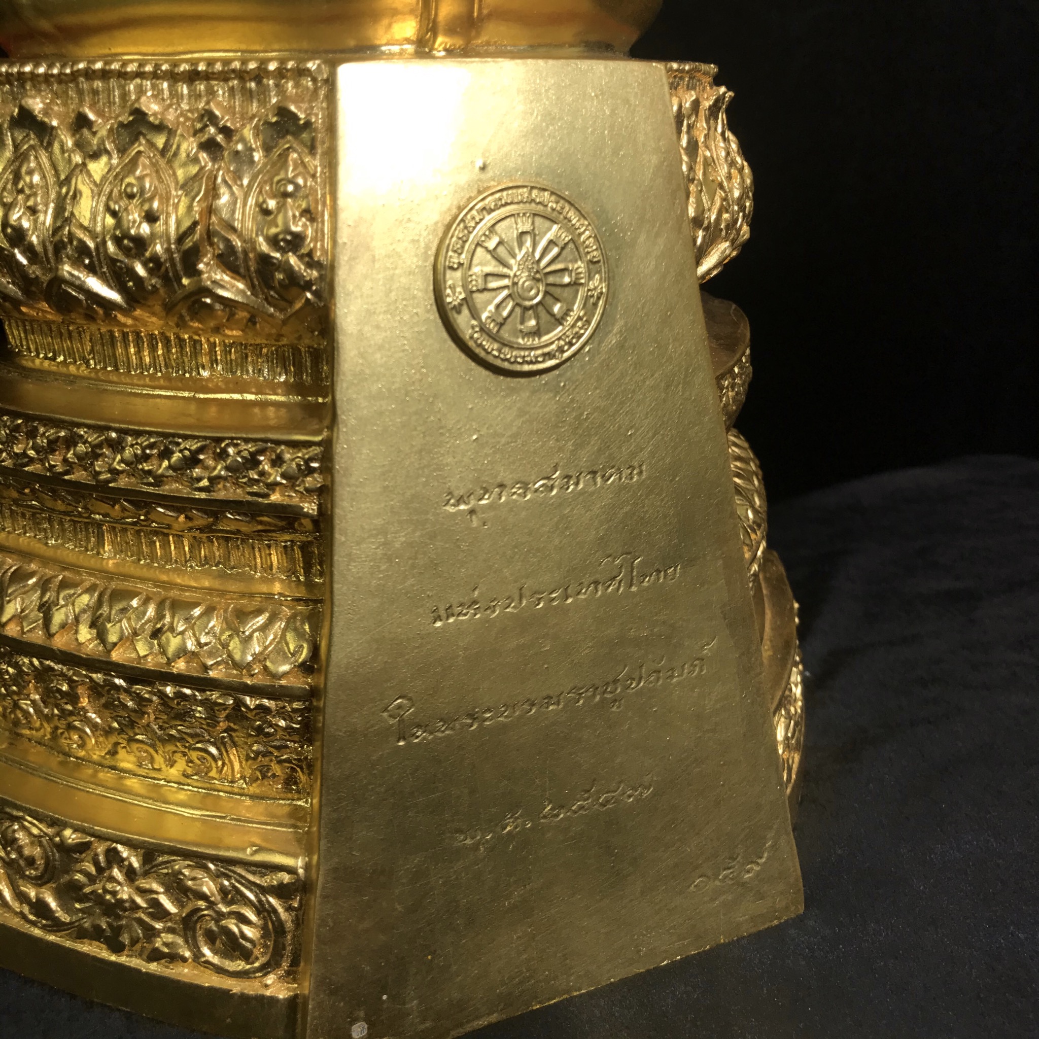 พระพุทธสิงหธรรมมงคล ภปร. รุ่นแรก พุทธสมาคมแห่งประเทศไทย ในพระบรมราชูปถัมภ์ จัดสร้าง ปี2547 เนื้อโลหะผสมปิดทอง หน้าตัก 5 นิ้ว(1 ใน 1999 องค์)