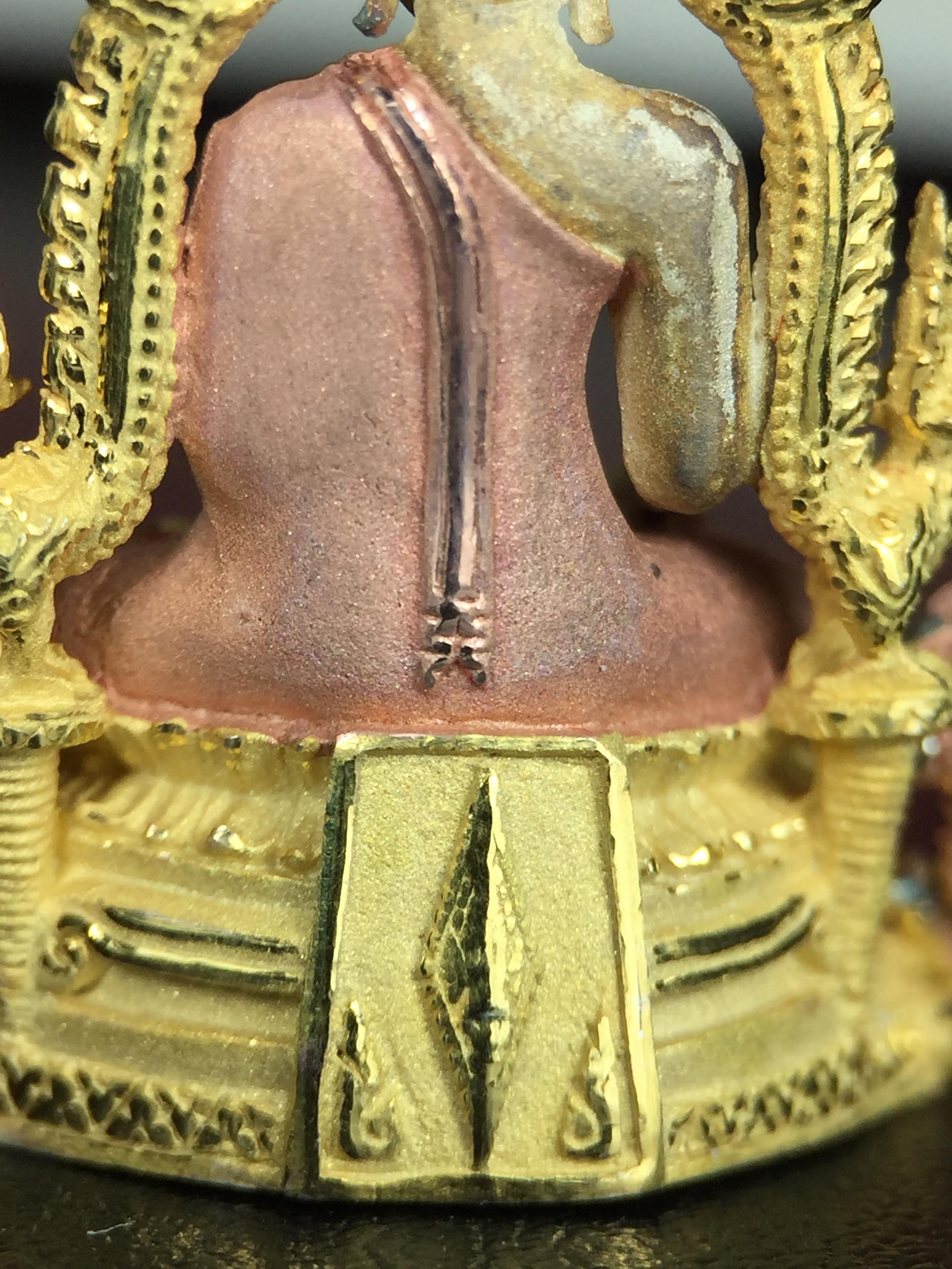 พระพุทธชินราช ภปร. ในวโรกาสพระราชพิธีมหามงคล เฉลิมพระชนมายุ6รอบ 5ธันวาคม2542 มูลนิธิพิทักษ์ดวงตาประชาชน จัดสร้าง เนื้อเงินบริสุทธิ์ 99.9% แบบสามกษัตริย์ขัดเงาบางส่วน พิมพ์ใหญ่ ขนาดสูง 3.4 ซม. พร้อมกล่องบรรจุเดิม