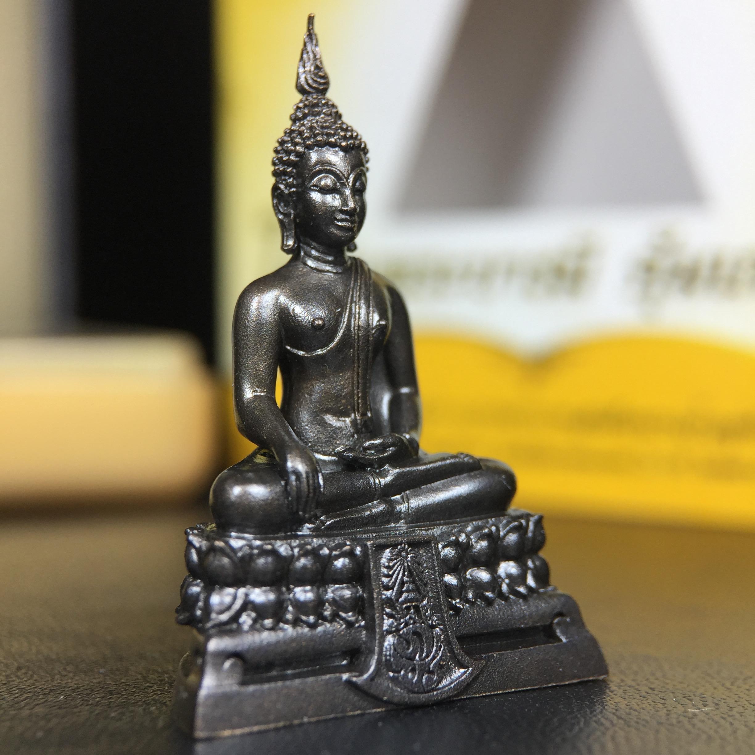 พระพุทธรูปคุ้มเกล้าฯ ภปร.(ใต้ร่มพระบารมี คุ้มเกล้า) 60ปี โรงพยาบาลภูมิพลฯ พ.ศ.2552 เนื้อนวโลหะ รมดำ(พิมพ์ใหญ่ขนาด 35.5*24 มม.)สภาพสวยเดิมพร้อมกล่องบรรจุเดิม ตอกโค๊ดหมายเลขกำกับ