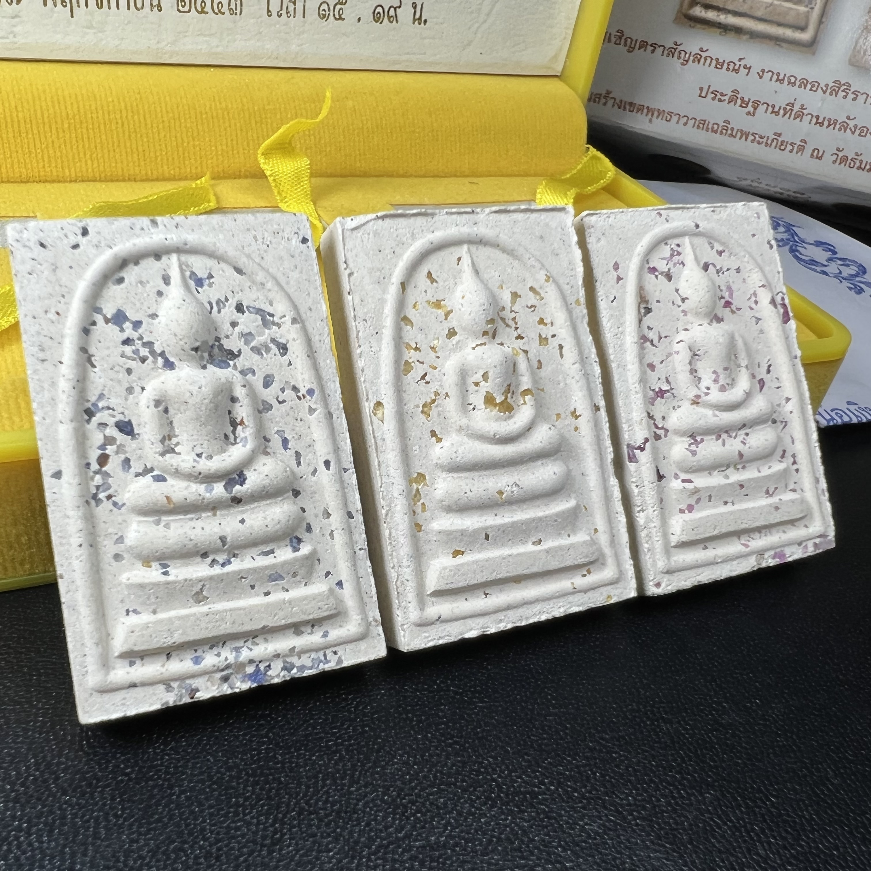 พระสมเด็จพิมพ์ใหญ่ เฉลิมพระเกียรติ พร้อมทั้งอัญเชิญตราสัญลักษณ์ฉลองครองราชย์ครบ 60 ปี เนื้อเงิน 99.9%(ผิวเดิมขึ้นสีรุ้งธรรมชาติ สวย) ประดิษฐานด้านหลังองค์พระ ครบชุด 3 องค์(พระผงพุทธคุณผสมบุษราคัม ไพลิน ทับทิม)