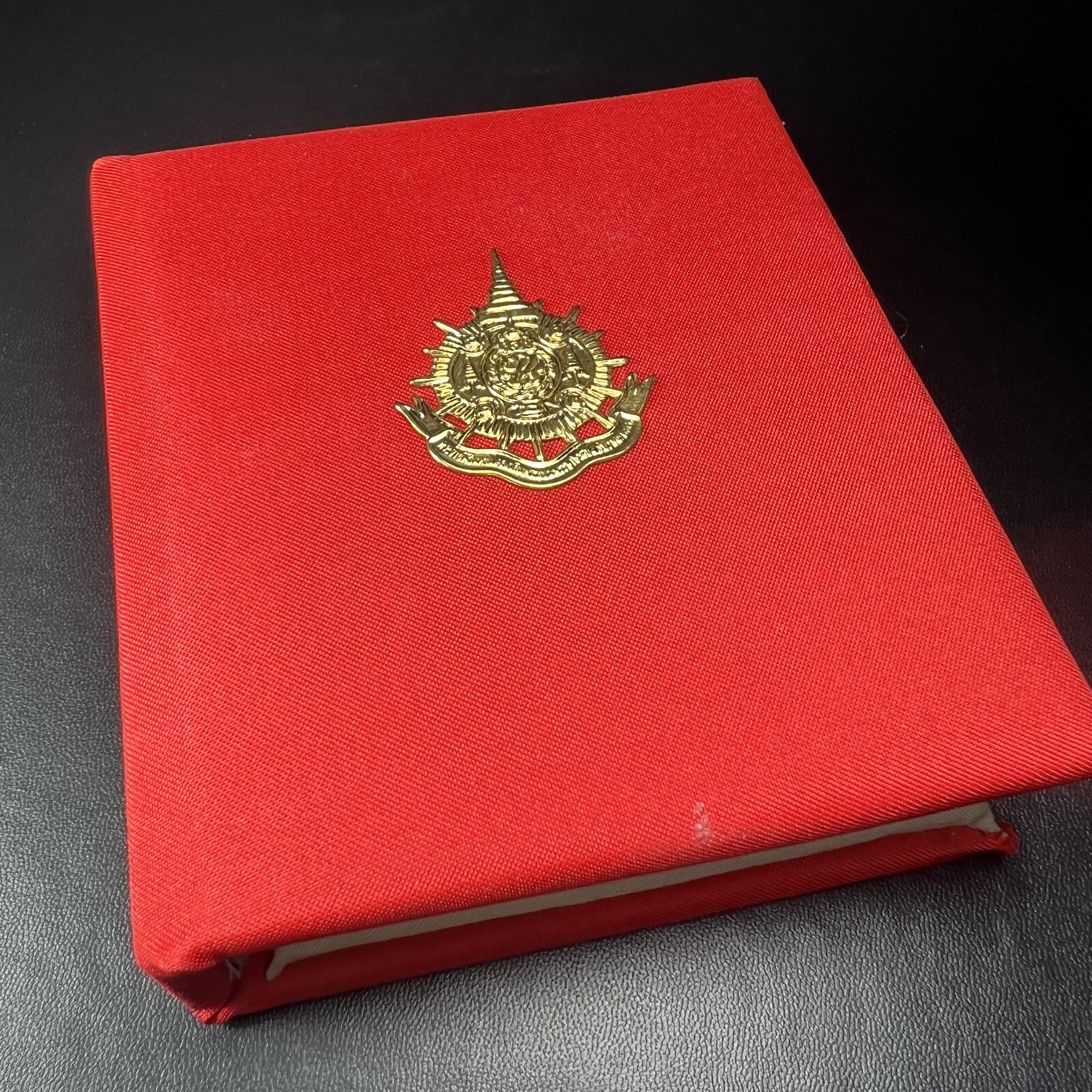 แหวนพระพุทธชินราช ภปร. ในวโรกาสเฉลิมพระชนมายุ6รอบ 5ธันวาคม2542 มูลนิธิพิทักษ์ดวงตาประชาชน จัดสร้าง แหวนเนื้อเงินเคลือบทองคำบริสุทธิ์ประดับเพชร CZ เกรดนอก ตอกโค๊ตและหมายเลข 2006(ผลรวมได้ 8 เลขมงคลเจริญมั่งคั่ง อุดมสมบูรณ์) พร้อมกล่องบรรจุเดิมครบ(หายาก)