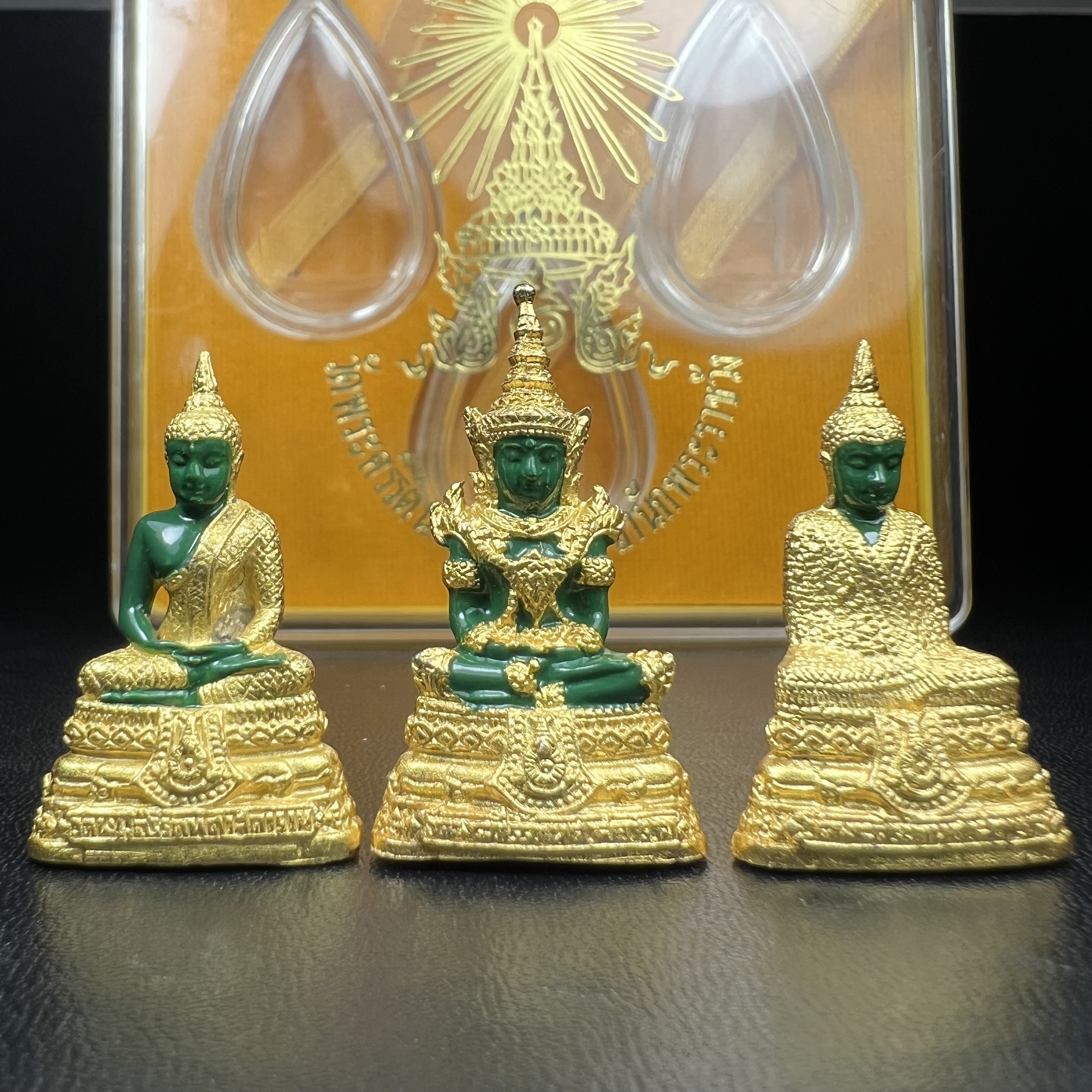พระพุทธมหามณีรัตนปฏิมากร(พระแก้วมรกต) วัดพระศรีรัตนศาสดาราม สำนักพระราชวัง จัดสร้าง ชุด3 ฤดู ร้อน ฝน หนาว(บรรจุมวลสารใต้ฐาน)