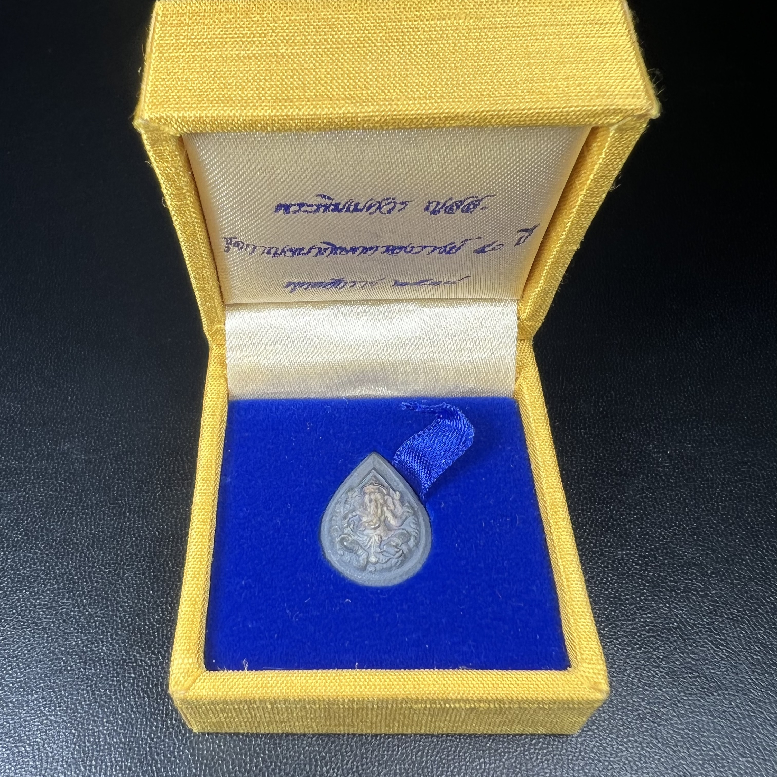 เหรียญพระพิฆเนศวร ญสส. ชุดกาญจนาภิเษกครองราชย์ 50 ปี พุทธศักราช 2538 พิมพ์เล็ก(1.9 ซม.) เนื้อเงินผิวเดิมกลับดำเข้มขลังงดงามธรรมชาติ สภาพสวยเดิมพร้อมกล่องบรรจุเดิม ตอกโค๊ดหมายเลขกำกับ(1ใน1000องค์)