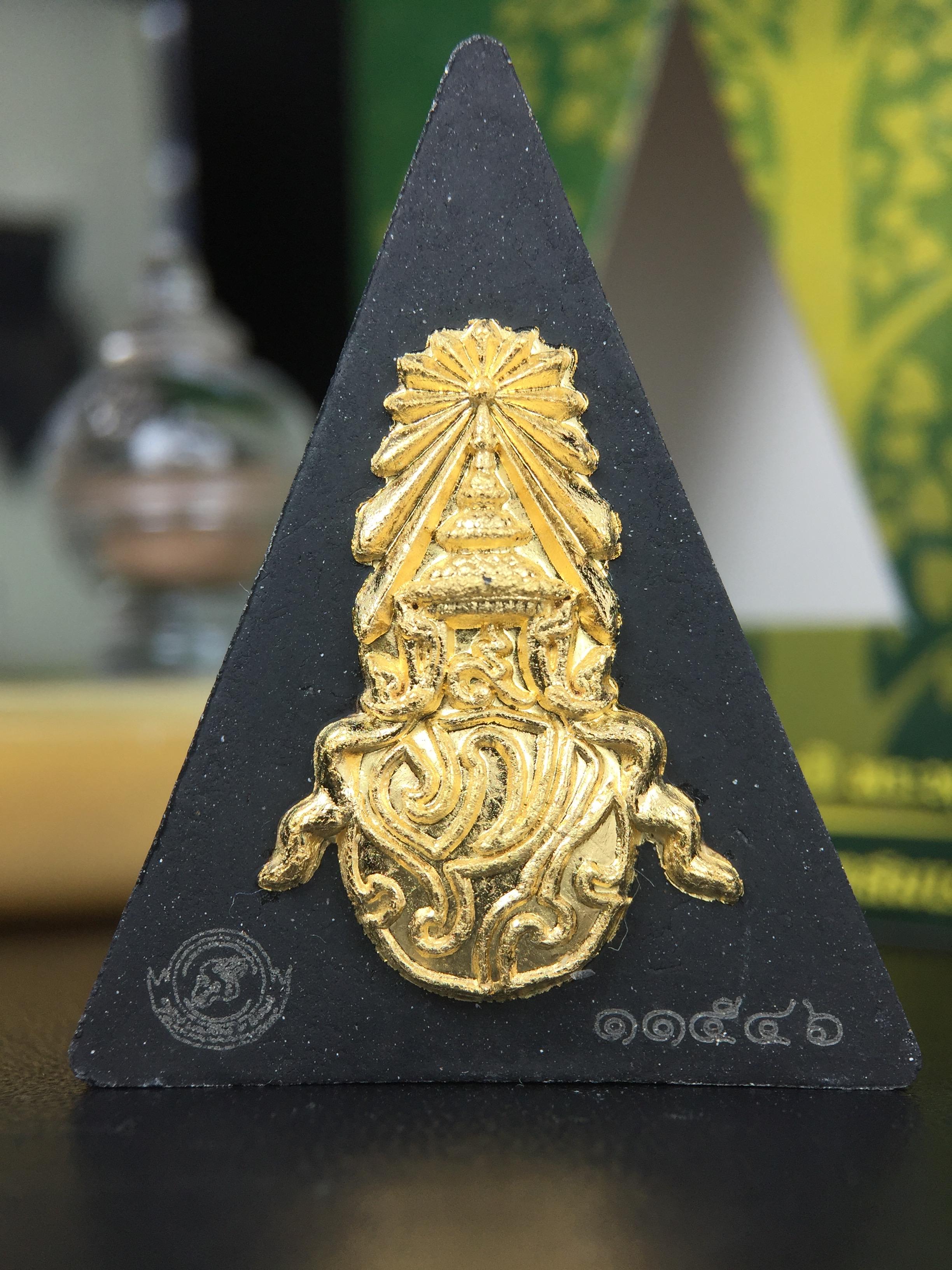 พระพุทธชินราช(จำลอง)ภปร. 84พรรษา เนื้อผงปิดทองด้านหน้า หลัง ภ.ป.ร. ยิงทอง(พระราชทานมวลสาร จิตรลดาและเส้นพระเจ้า ร.9(เส้นผม))ทรงคุณค่าอีกหนึ่งรุ่นยอดนิยม