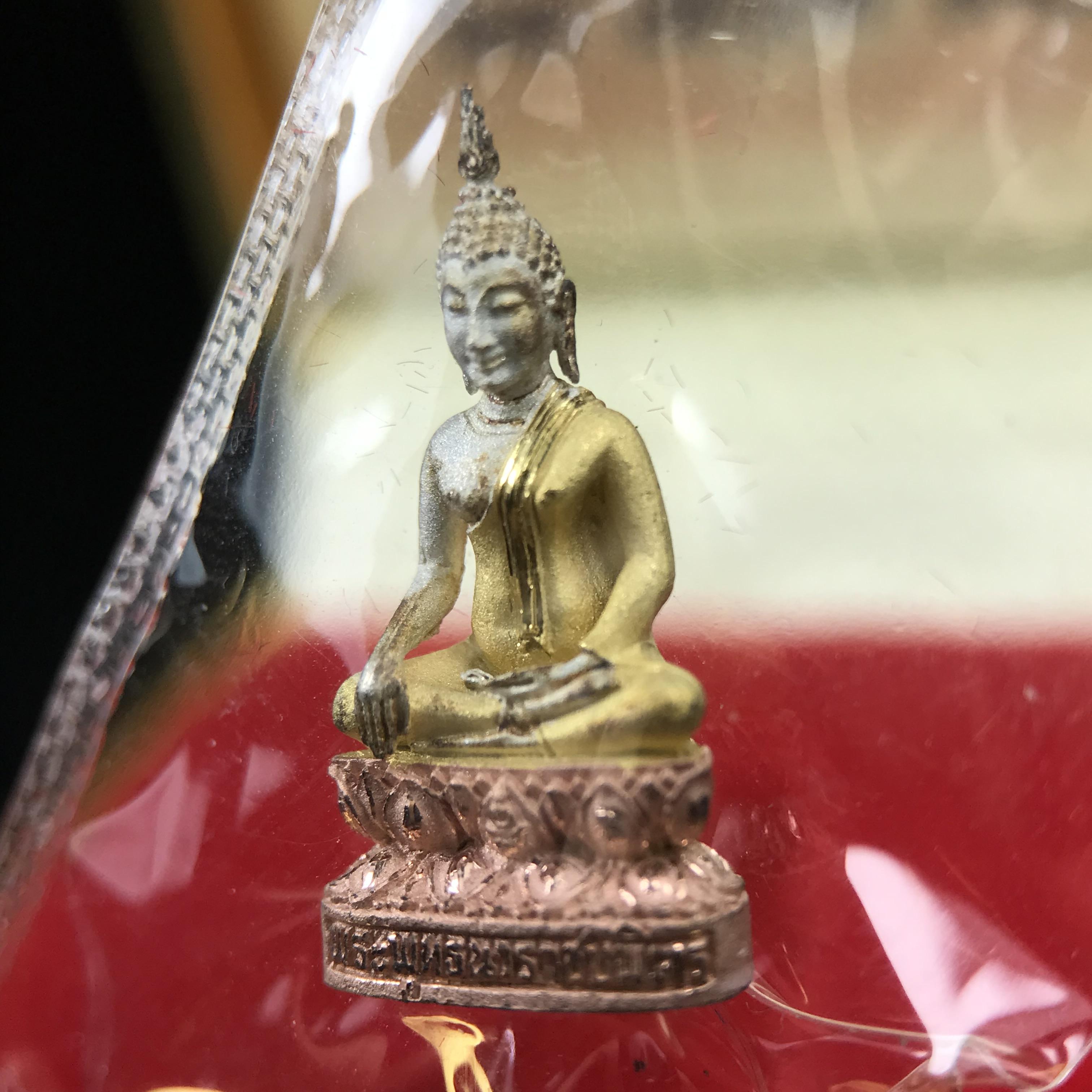 พระชัยวัฒน์พระพุทธนวราชบพิตร ครองสิริราชสมบัติครบ 50 ปี พ.ศ.2540 ขนาดสูง 1.9 ซม. เนื้อเงินสามกษัตริย์(ผิวเดิม)(ซีนซองเดิม) พร้อมกล่องบรรจุเดิมครบสมบูรณ์ 1ใน 9500 องค์(พุทธนวราชบพิตร นิมิตรหมายแห่งความสามัคคี ด้วยไมตรีแห่งองค์พระภูมิพล)