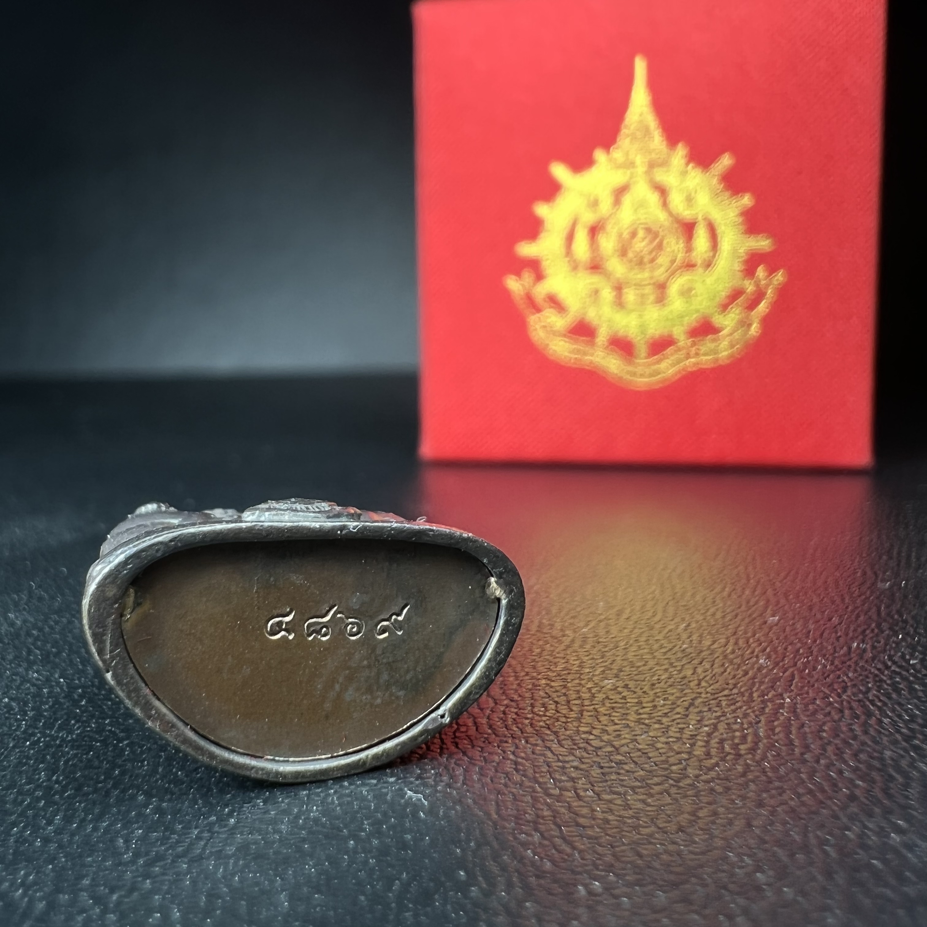 พระกริ่งไพรีพินาศ เฉลิมพระเกียรติ พระบาทสมเด็จพระเจ้าอยู่หัวรัชกาลที่9 พระชนมพรรษา 6 รอบ ปี2542 เนื้อนวโลหะผสมทองคำ(บรรจุเหล็กไหล)ดีนอก-ดีใน