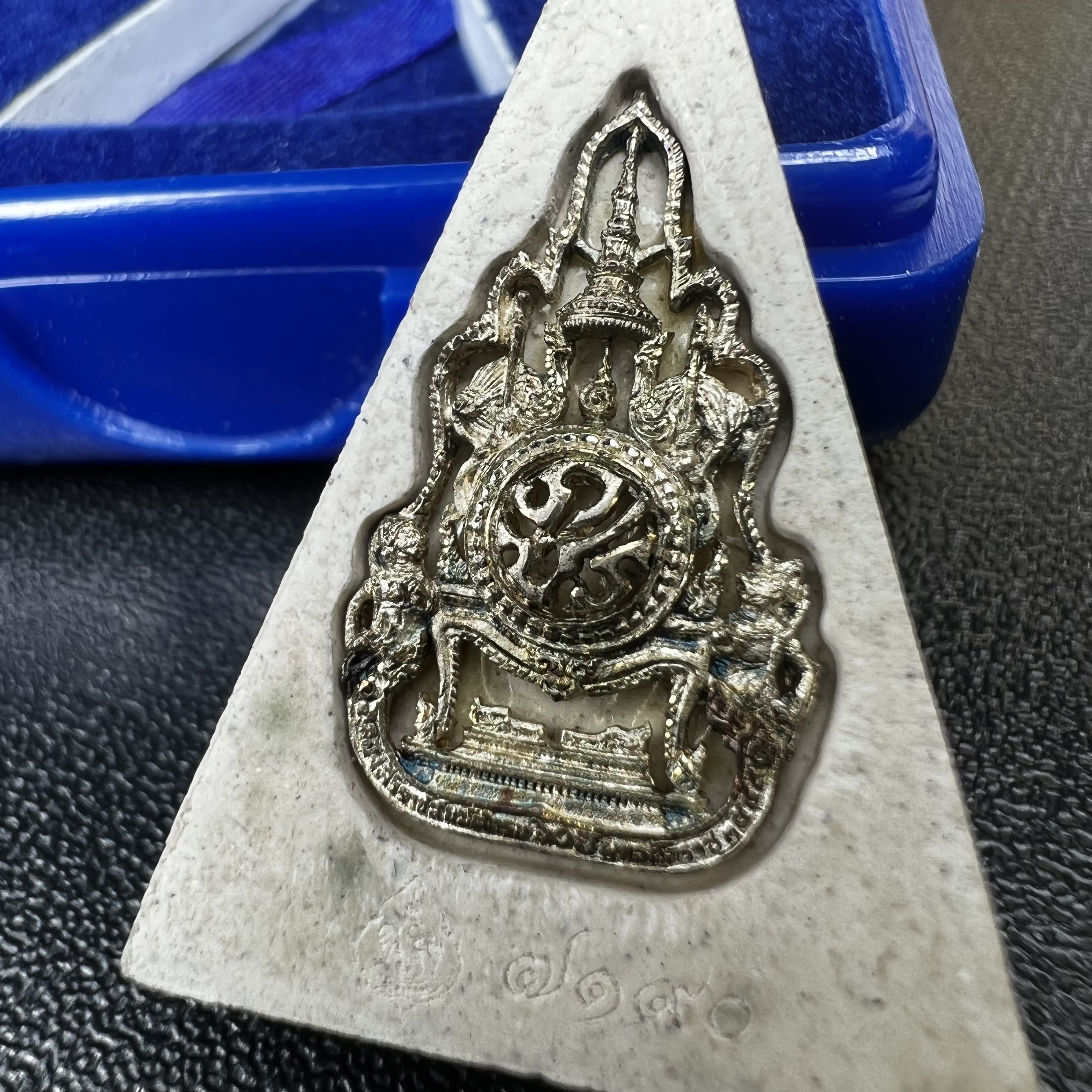 พระแก้วมรกต(จำลอง)ทรงเครื่องฤดูร้อน พระผงบูชา ด้านหน้าปิดทอง ด้านหลังตราสัญลักษณ์ฉลองสิริราชสมบัติครบ 60ปี เนื้อเงิน(รุ่นนี้ได้พระราชทานเส้นพระเจ้า(เส้นผม)รัชกาลที่9ในการจัดสร้าง)