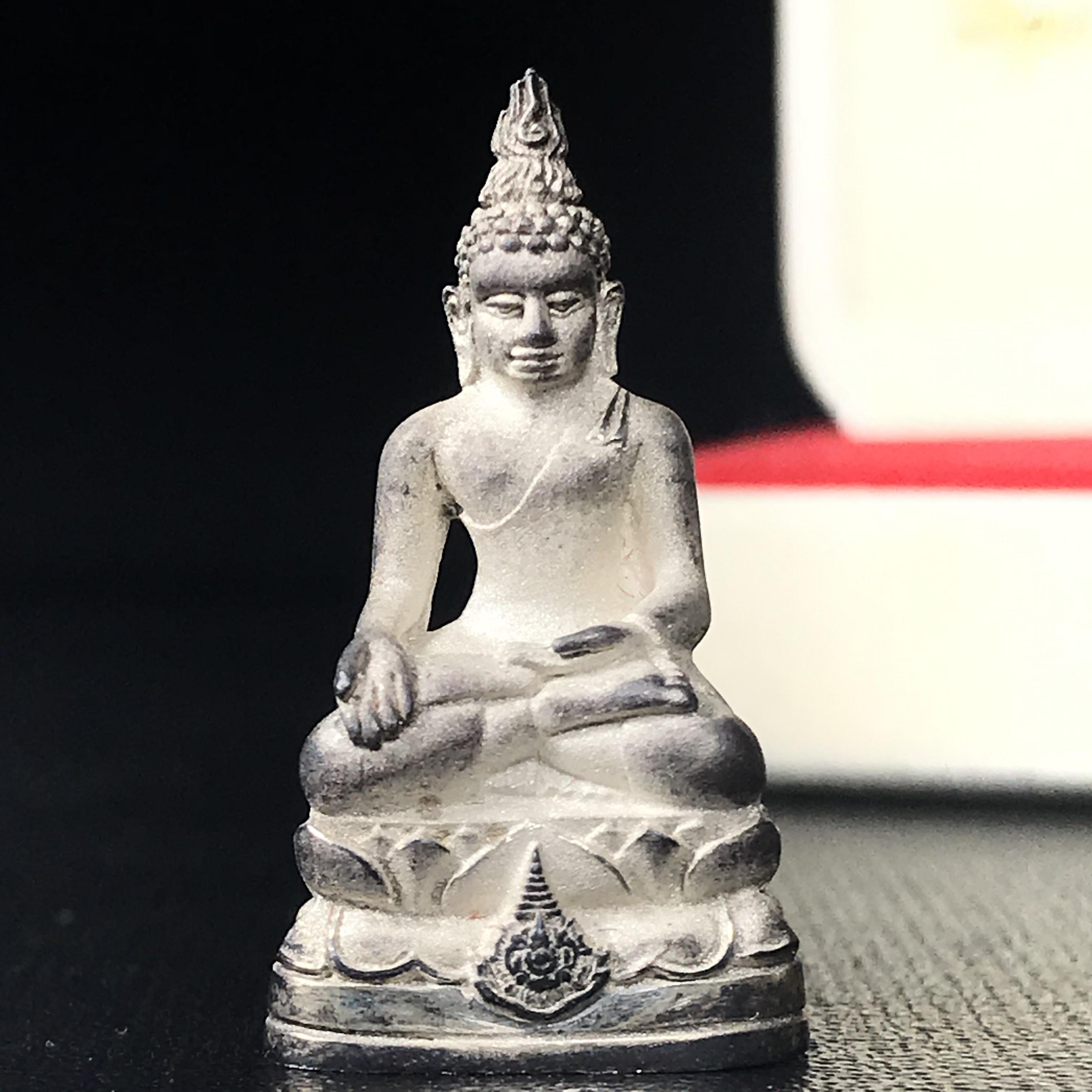 พระไพรีพินาศ รุ่นมหามงคล 72 พรรษา (6 รอบ) ในหลวงรัชกาลที่9 ปี2542 พิมพ์ใหญ่ เนื้อเงินบริสุทธิ์ 99.9% แบบพ่นทรายขัดเงาบางส่วน(สวยครบสมบูรณ์)1 ใน 2000 องค์