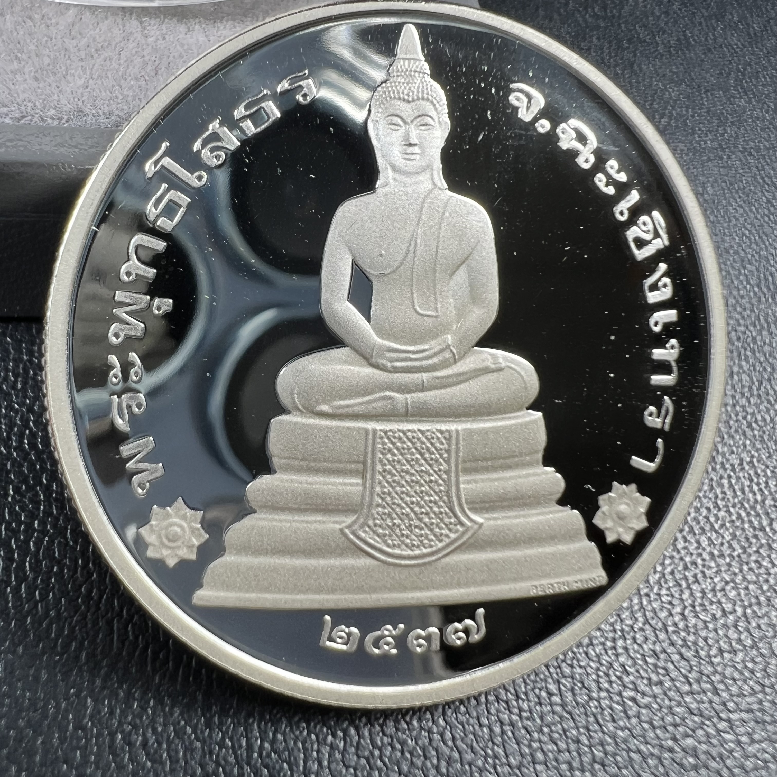 เหรียญพระพุทธโสธร รุ่นนานาชาติ(รุ่นแรก) วัดโสธรวรารามวรวิหาร ปี 2537 พิมพ์โสธรสองหน้า เนื้อเงินขัดเงา ขนาด 3.2 มม. จากโรงงานกษาปณ์เพิร์ธ ประเทศออสเตรเลีย(PERTH MINT AUSTRALIA) อันโด่งดังระดับโลก สภาพสวยพร้อมกล่องเดิมครบสมบูรณ์ (1 ใน 5000 เหรียญ)