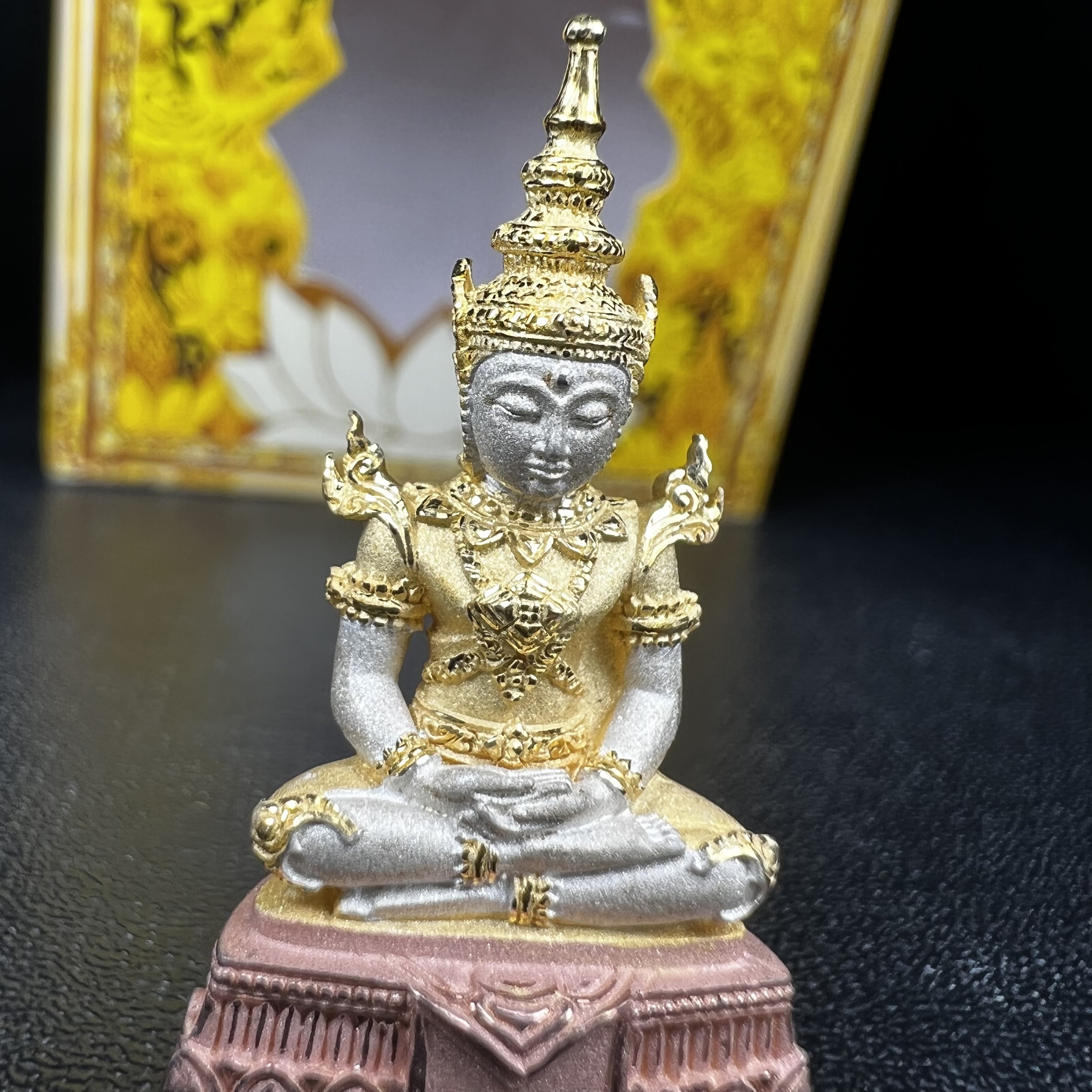 พระแก้วมรกต(จำลอง)ลอยองค์ ขนาดหน้าตัก 1/2 นิ้ว ทรงเครื่องฤดูร้อน เนื้อเงินสามกษัตริย์ ตราสัญลักษณ์ฉลองสิริราชสมบัติ ครบ 60 ปี พ.ศ.2549(สภาพสวย ครบ สมบูรณ์)