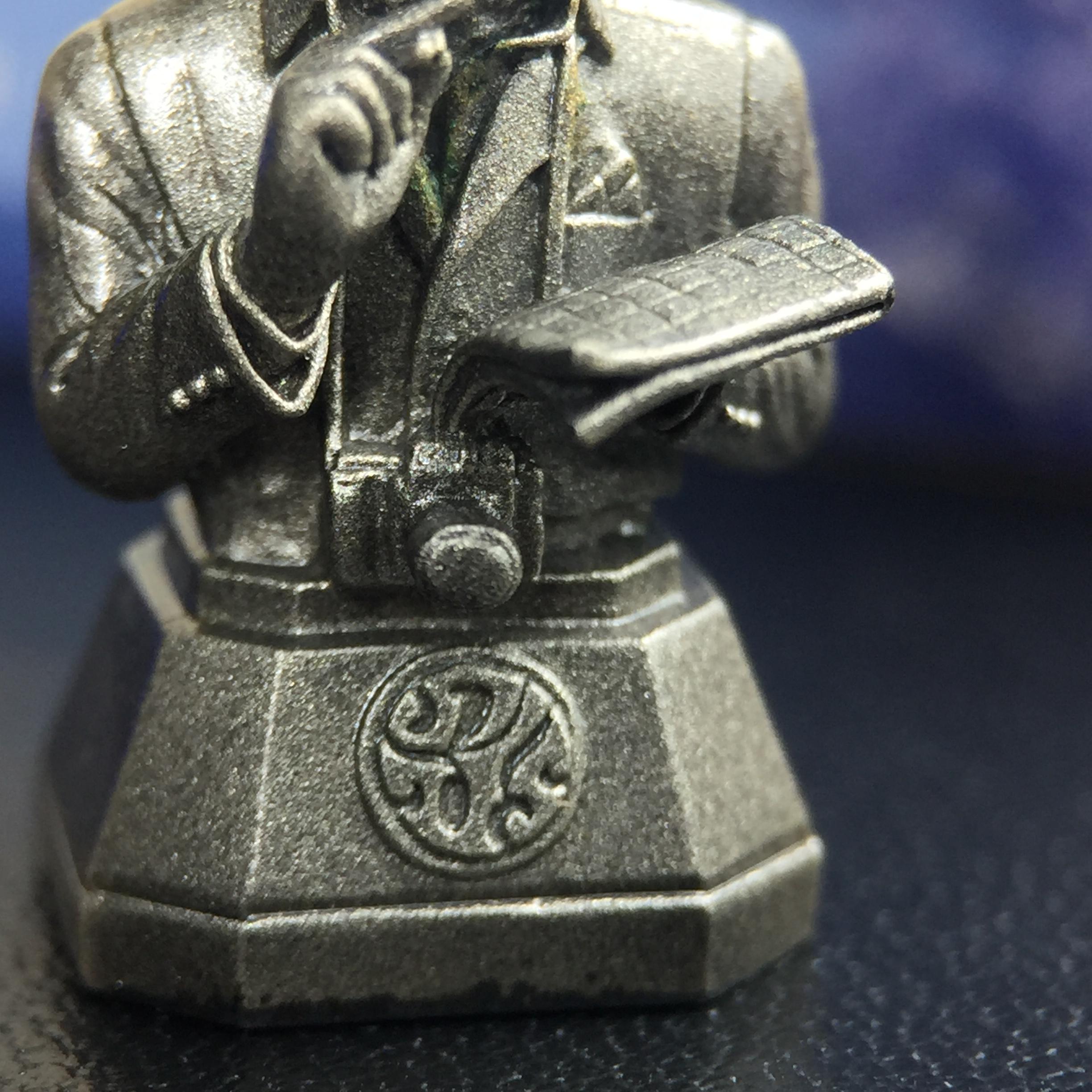 พระบรมรูปพระบาทสมเด็จพระเจ้าอยู่หัวรัชกาลที่ 9(ทรงงาน) ภปร. รุ่นเพราะแผ่นดินนี้คือแผ่นดินเกิด ปี 2551 ขนาดสูง 1 นิ้ว เนื้อบรอนซ์ชุบเงินรมดำ(ด้านหน้า ฐานพระบรมรูปฯ ประดิษฐานอักษรพระปรมาภิไธย ภ.ป.ร.)นิยมหายาก