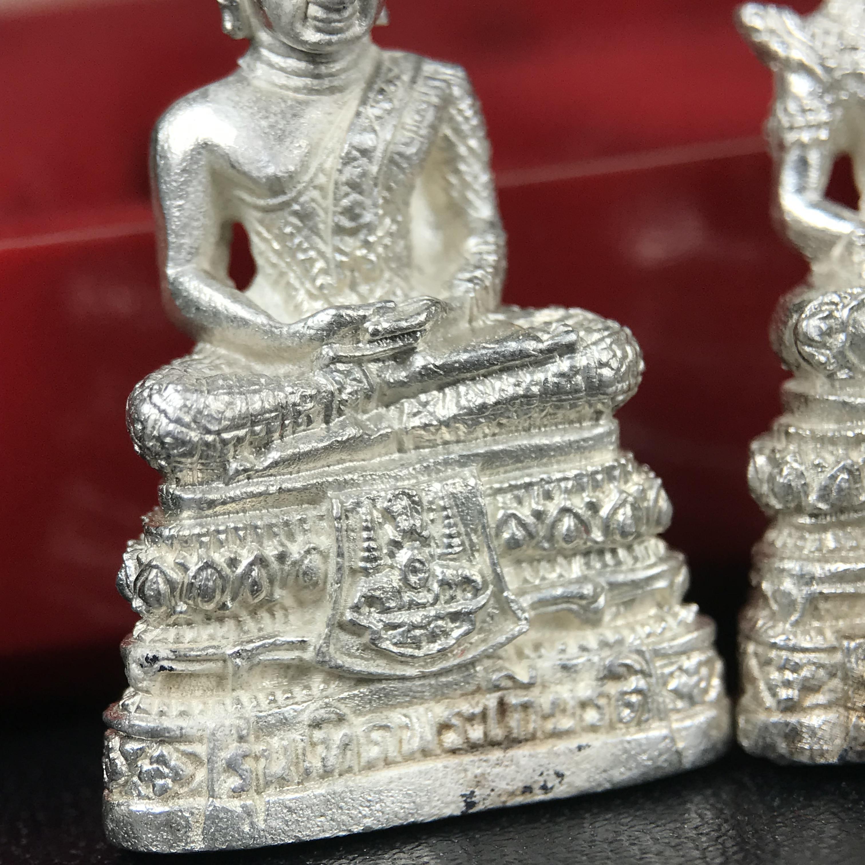 พระแก้วมรกต รุ่นเทิดพระเกียรติ พิธีมหาพุทธาภิเษก ณ.วัดพระศรีรัตนศาสดาราม(วัดพระแก้ว) วันเสาร์ที่ 26 เม .ย. 2540 (พิธีใหญ่เสาร์ห้า) ชุด 3 ฤดู (1 ชุด 3 องค์)เนื้อเงินครบชุดพร้อมกล่องบรรจุเดิม***เนื้อเงินหายากพบเจอน้อย***(หลวงพ่อ รวย เพิ่ม พูน ร่วมเสก)