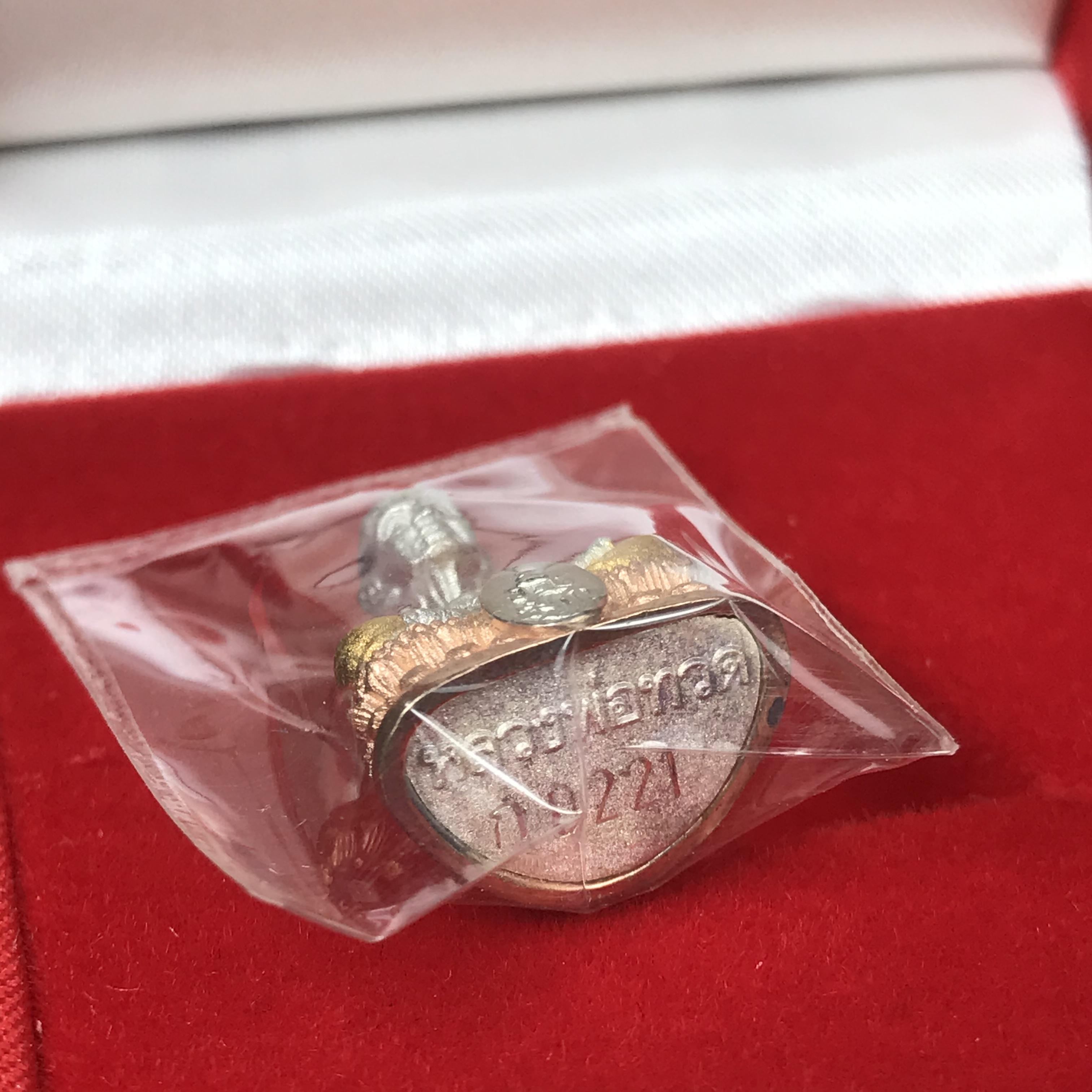 สมเด็จหลวงพ่อทวด วัดช้างให้ ปี2544 รุ่น เฉลิมพระเกียรติ ตราสัญลักษณ์ มวก. พิมพ์ลอยองค์ เนื้อเงินสามกษัตริย์