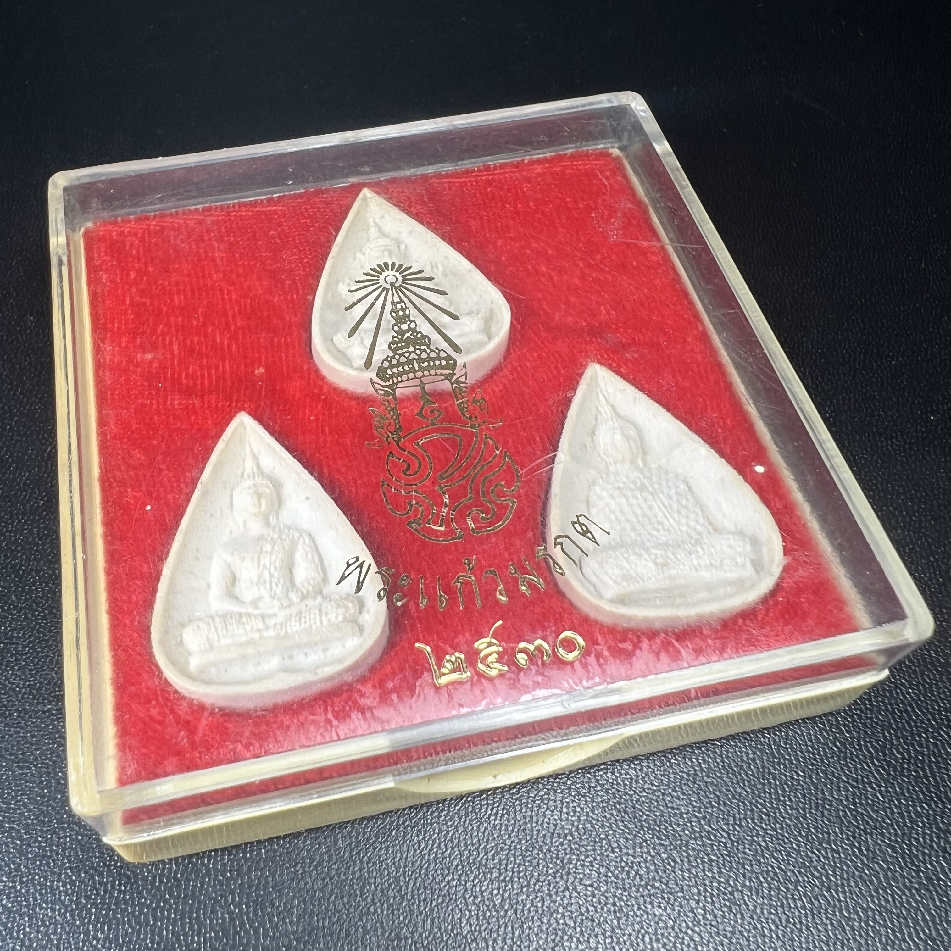 พระแก้วมรกต หลัง ภปร. เนื้อผง ปี2530 พระดี พิธีใหญ่ ประกอบพิธีพุทธาภิเษกพร้อมกับพิธีพระกริ่งปวเรศ ปี2530 วัดบวรนิเวศและวัดพระแก้ว(ครบชุดสามฤดูกล่องเดิมครบ)หายาก