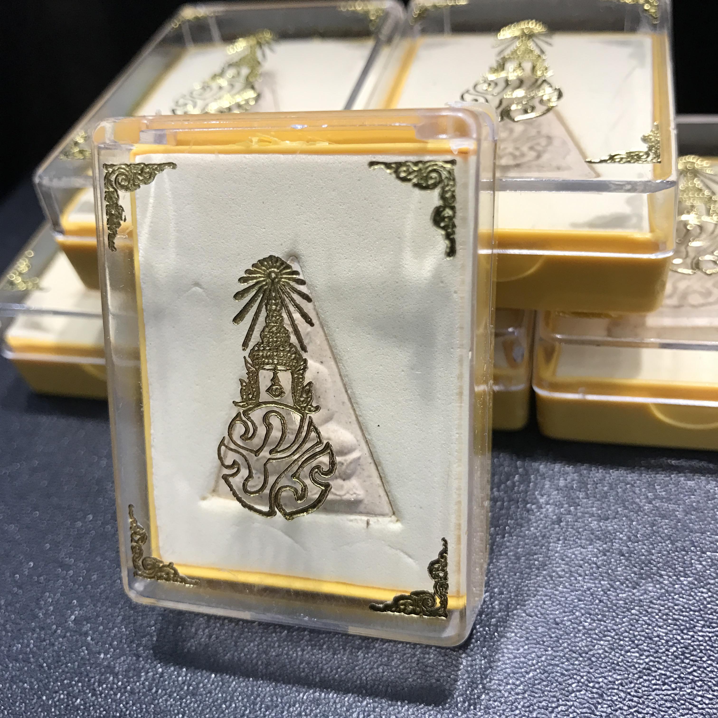 พระสมเด็จจิตรลดา "รุ่น2" (พระพุทธนวราชบพิตรฯ) ภปร. วัดบวรนิเวศวิหาร กรุงเทพฯ ปี 2529 (พิธีกริ่งปวเรศ2)กล่องเดิม (กล่องยุคแรก ภปร) มวลสารสำคัญคือผงจิตรลดาและเส้นพระเจ้า(เส้นพระเกศาในหลวง)