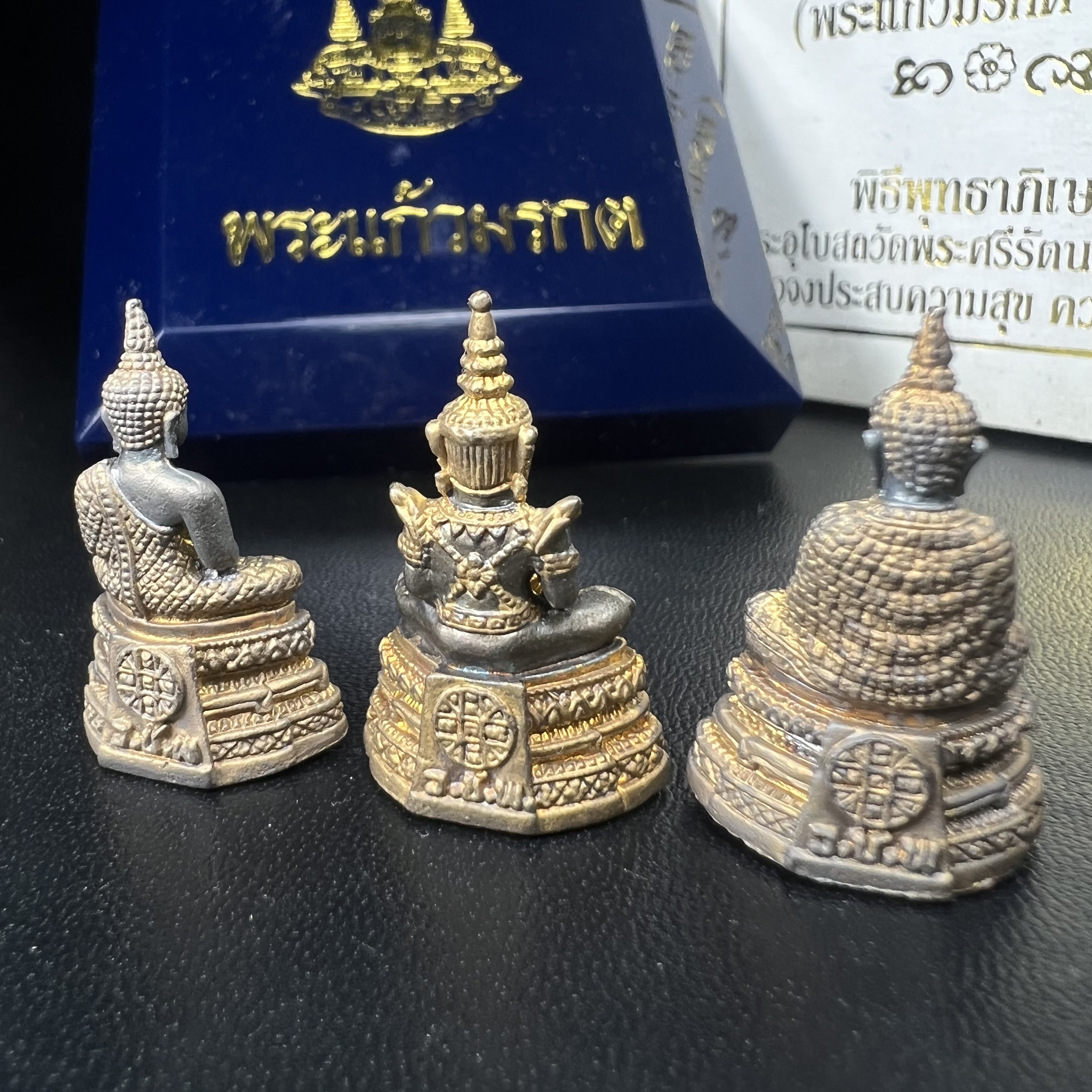 พระแก้วมรกต รุ่นเทิดพระเกียรติ พิธีมหาพุทธาภิเษก ณ.วัดพระศรีรัตนศาสดาราม วันเสาร์ห้าที่ 26 เม .ย. 2540 ชุด 3 ฤดู (1 ชุด 3 องค์)เนื้อสองกษัตริย์ ผิวเดิมครบชุดพร้อมกล่องบรรจุเดิม