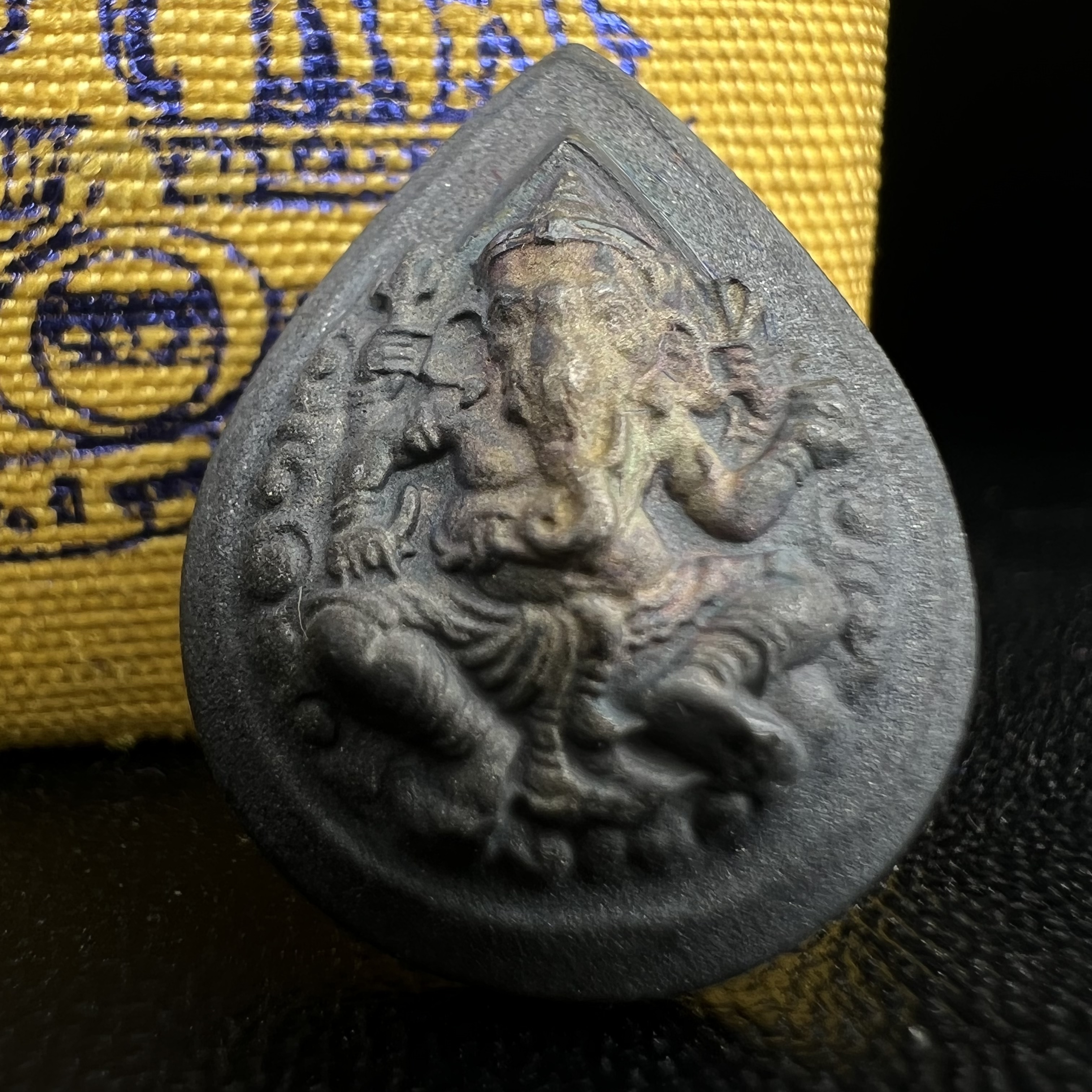 เหรียญพระพิฆเนศวร ญสส. ชุดกาญจนาภิเษกครองราชย์ 50 ปี พุทธศักราช 2538 พิมพ์เล็ก(1.9 ซม.) เนื้อเงินผิวเดิมกลับดำเข้มขลังงดงามธรรมชาติ สภาพสวยเดิมพร้อมกล่องบรรจุเดิม ตอกโค๊ดหมายเลขกำกับ(1ใน1000องค์)