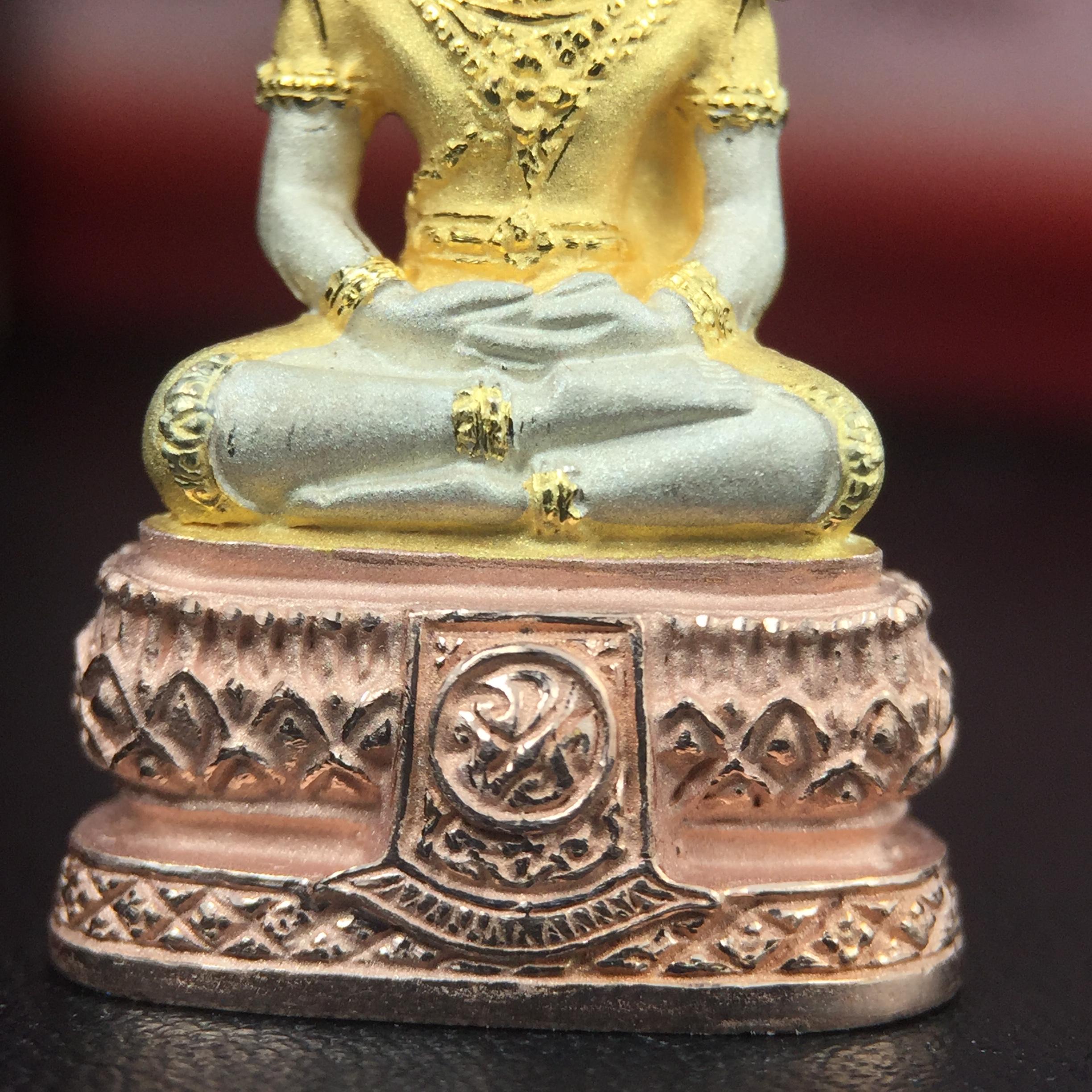 พระแก้วมรกต ภปร.(รุ่นแรก) ปี2545 รุ่นฉลองกรุงรัตนโกสินทร์ครบ 220 ปี พิมพ์ลอยองค์ใหญ่ เนื้อเงินบริสุทธิ์ 92.5% (สามกษัตริย์) ขนาด 19*35 มม. พร้อมกล่องบรรจุเดิม สวยครบสมบูรณ์