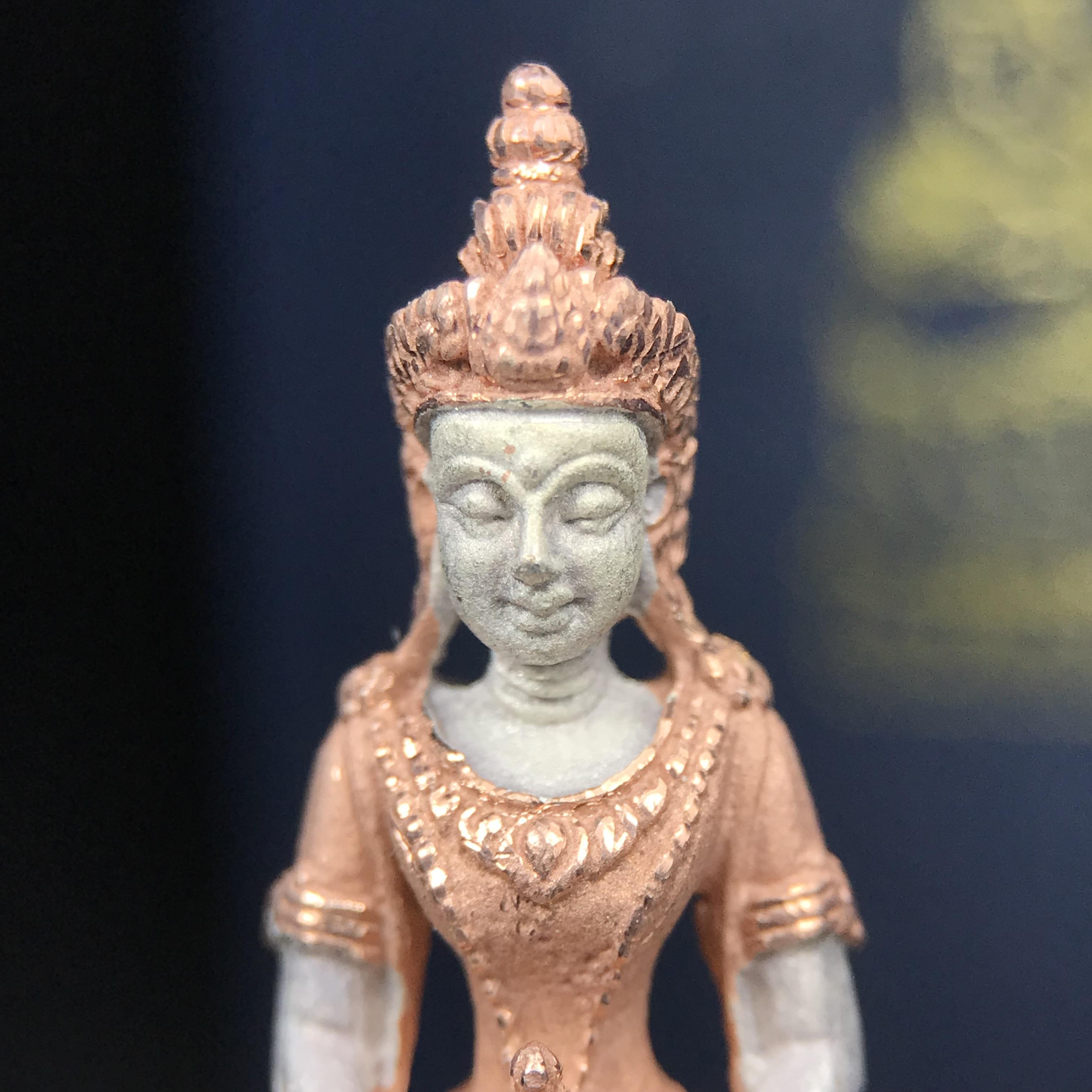 พระอวโลกิเตศวร เมตตา มหาบารมี พิธีพุทธาภิเษก ณ อุโบสถ วัดบวรนิเวศวิหาร 3 พฤษภาคม 2540 เนื้อเงินสามกษัตริย์ ขนาด 3.2 x 2.7 ซม. ตอกโค๊ตใต้ฐานพร้อมกล่องบรรจุเดิม สวย ครบ สมบูรณ์(รุ่นนี้หายาก พบเจอน้อยมาก)