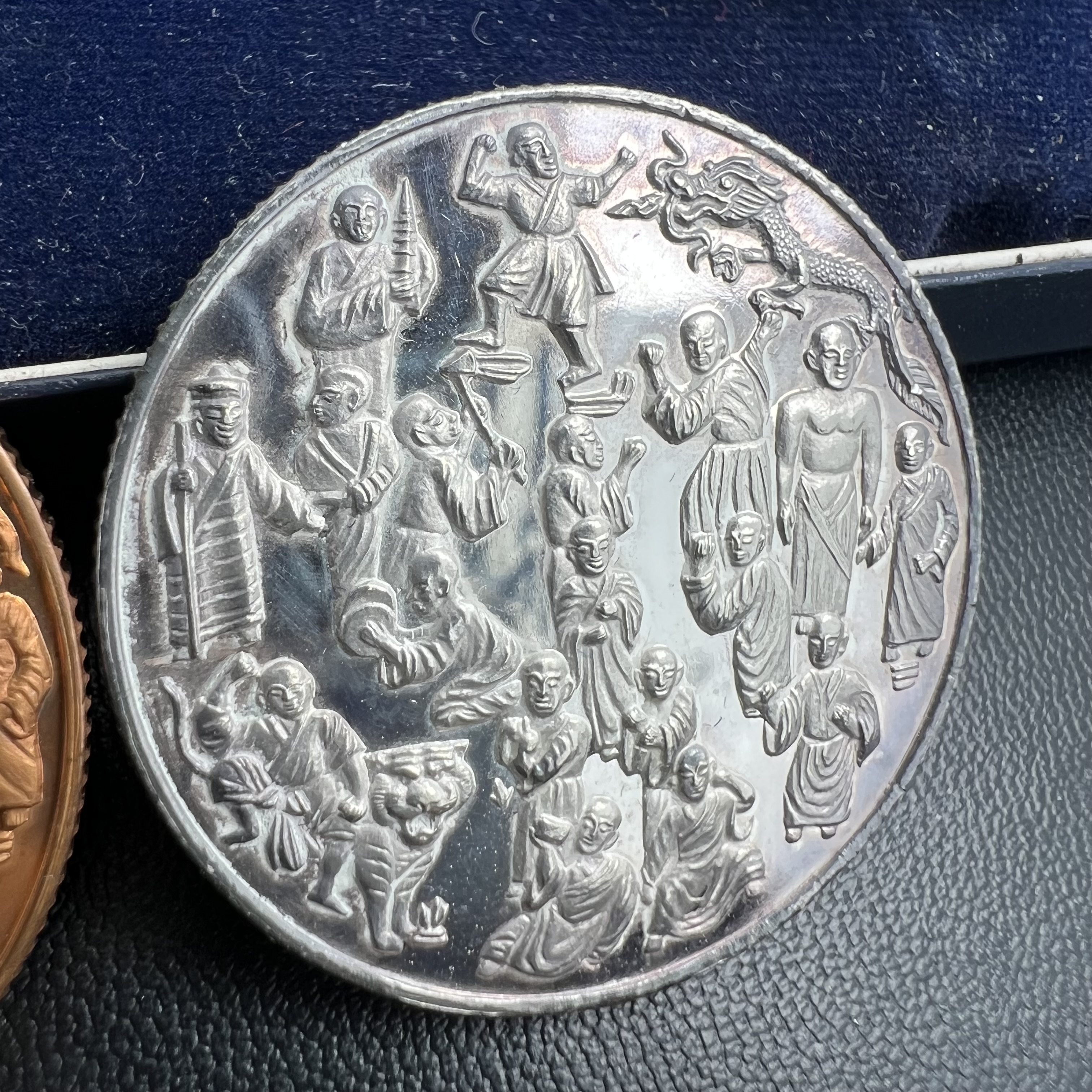 เหรียญจับโป้ยล่อหั่น 18 อรหันต์(18 เซียน)รุ่นกาญจนาภิเษก ปี2539 พิธีพุทธาภิเษก ณ วัดบวรนิเวศวิหาร ขนาด3.2ซม. ชุดเนื้อเงินและเนื้อทองแดงขัดเงา ขอบเหรียญแบบสตางค์ หลังตราสัญลักษณ์ปีกาญจนาภิเษก พร้อมกล่องบรรจุเดิมครบ สุดยอดสิริมงคล โชคลาภค้าขาย สารพัดกันภัย