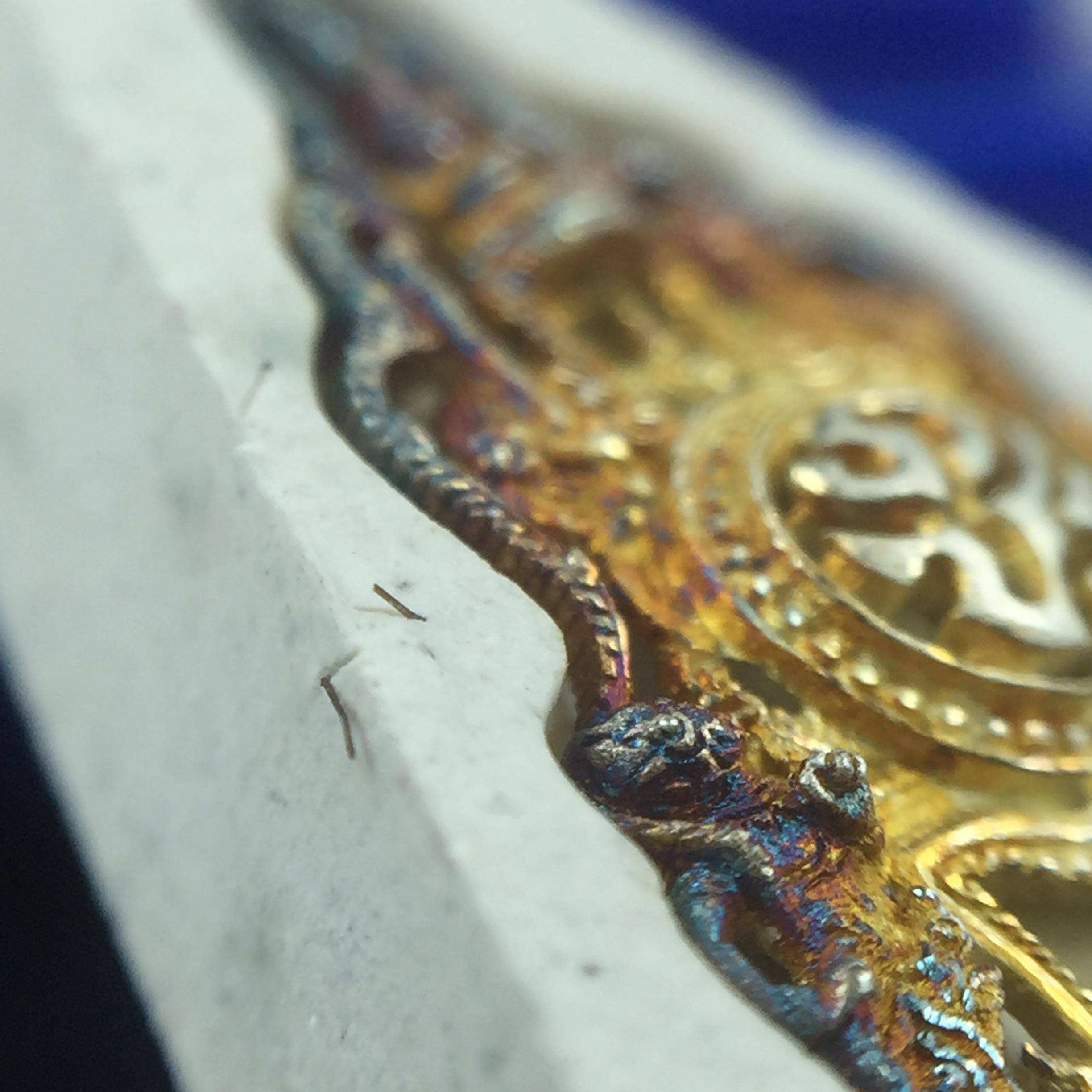 พระแก้วมรกต(จำลอง)ทรงเครื่องฤดูร้อน พระผงบูชา ด้านหน้าปิดทอง ด้านหลังตราฉลองสิริราชสมบัติครบ 60ปี เนื้อเงินขึ้นสีรุ้งธรรมชาติสร้างสรรค์งดงาม(รุ่นนี้ได้พระราชทานเส้นพระเจ้า(เส้นผม)รัชกาลที่9ในการจัดสร้าง)***องค์นี้พิเศษมองเห็นเส้นผมติดอยู่ด้านหลังชัดเจน***