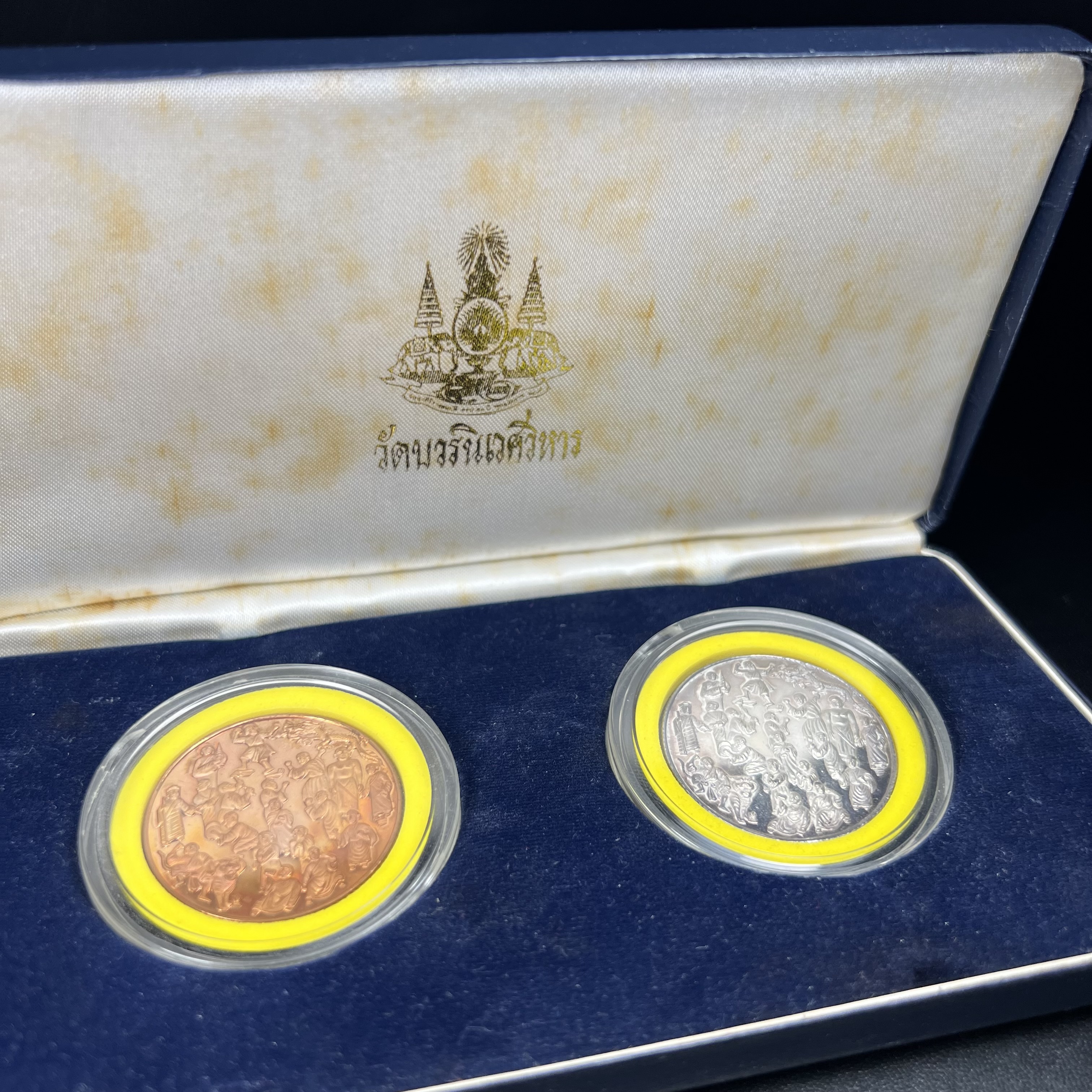 เหรียญจับโป้ยล่อหั่น 18 อรหันต์(18 เซียน)รุ่นกาญจนาภิเษก ปี2539 พิธีพุทธาภิเษก ณ วัดบวรนิเวศวิหาร ขนาด3.2ซม. ชุดเนื้อเงินและเนื้อทองแดงขัดเงา ขอบเหรียญแบบสตางค์ หลังตราสัญลักษณ์ปีกาญจนาภิเษก พร้อมกล่องบรรจุเดิมครบ สุดยอดสิริมงคล โชคลาภค้าขาย สารพัดกันภัย