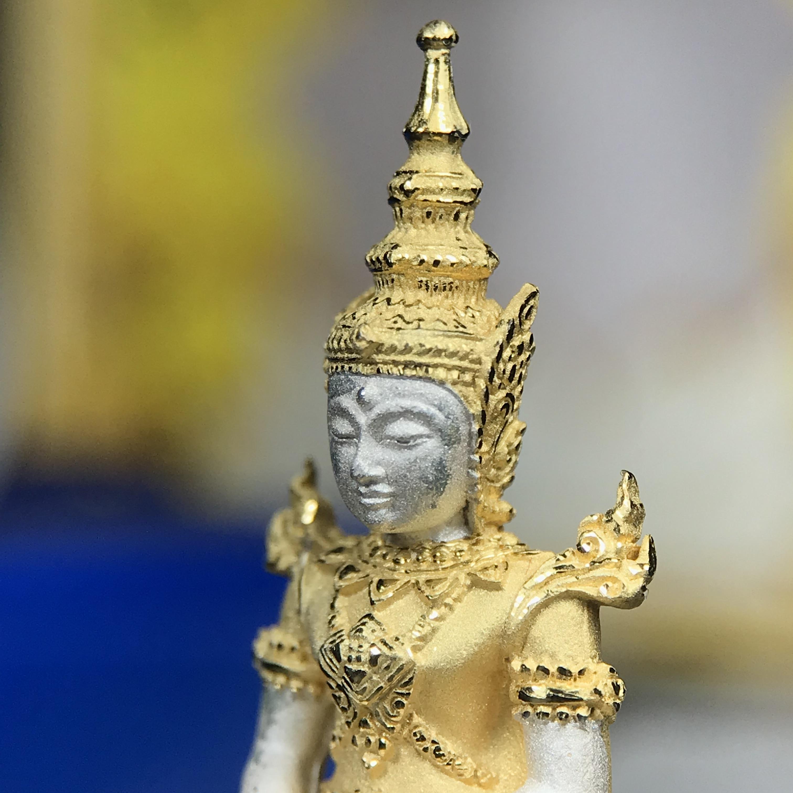 พระแก้วมรกต ทรงเครื่องฤดูร้อน พระราชทานประดิษฐานตราสัญลักษณ์ฉลองสิริราชสมบัติ ครบ 60 ปี ในหลวงรัชกาลที่ 9 พ.ศ.2549 เนื้อเงินสามกษัตริย์ลอยองค์พิมพ์ใหญ่ สูง 3.6 ซม. ขนาดหน้าตัก 1/2 นิ้ว (พิธีใหญ่มหาพุทธาภิเษก ณ พระอุโบสถวัดพระแก้ว เกจิอาจารย์ 108 รูป )