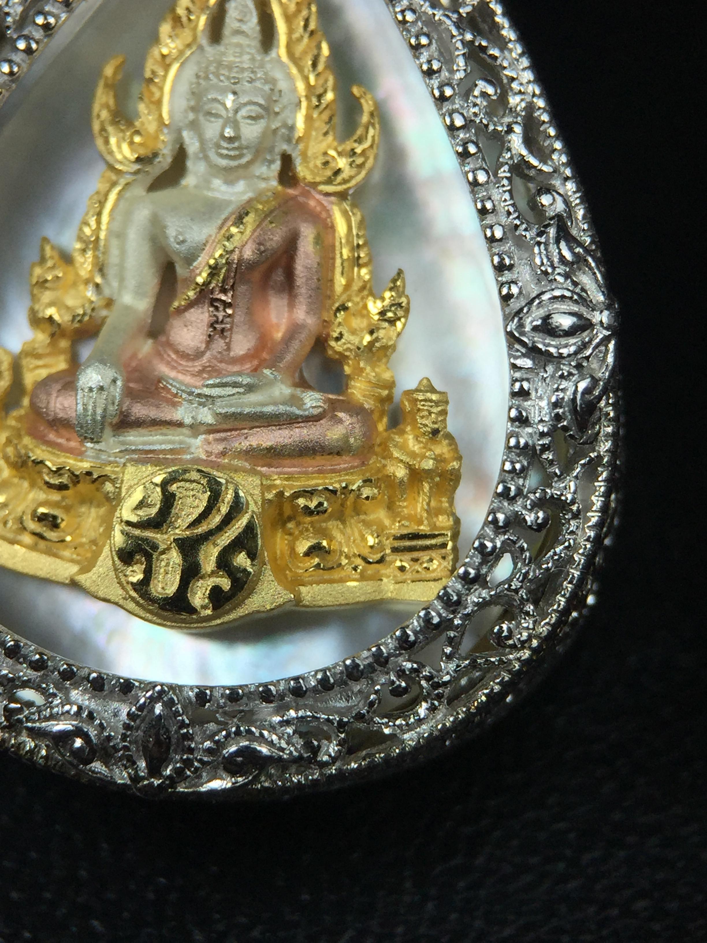 พระพุทธชินราช ภปร. โครงการ "เพราะแผ่นดินนี้ คือ แผ่นดินเกิด" ปี2548(รุ่นแรก) เหรียญทรงหยดน้ำ ขนาด 21 x 31 มม. เนื้อเงินสามกษัตริย์ องค์พระชุบสามกษัตริย์ ล้อมด้วยกรอบเงินชุบทองคำขาวสลักเสลาเป็นลวดลายละเอียดอ่อน ส่วนพื้นองค์พระเป็นเปลือกหอยมุข