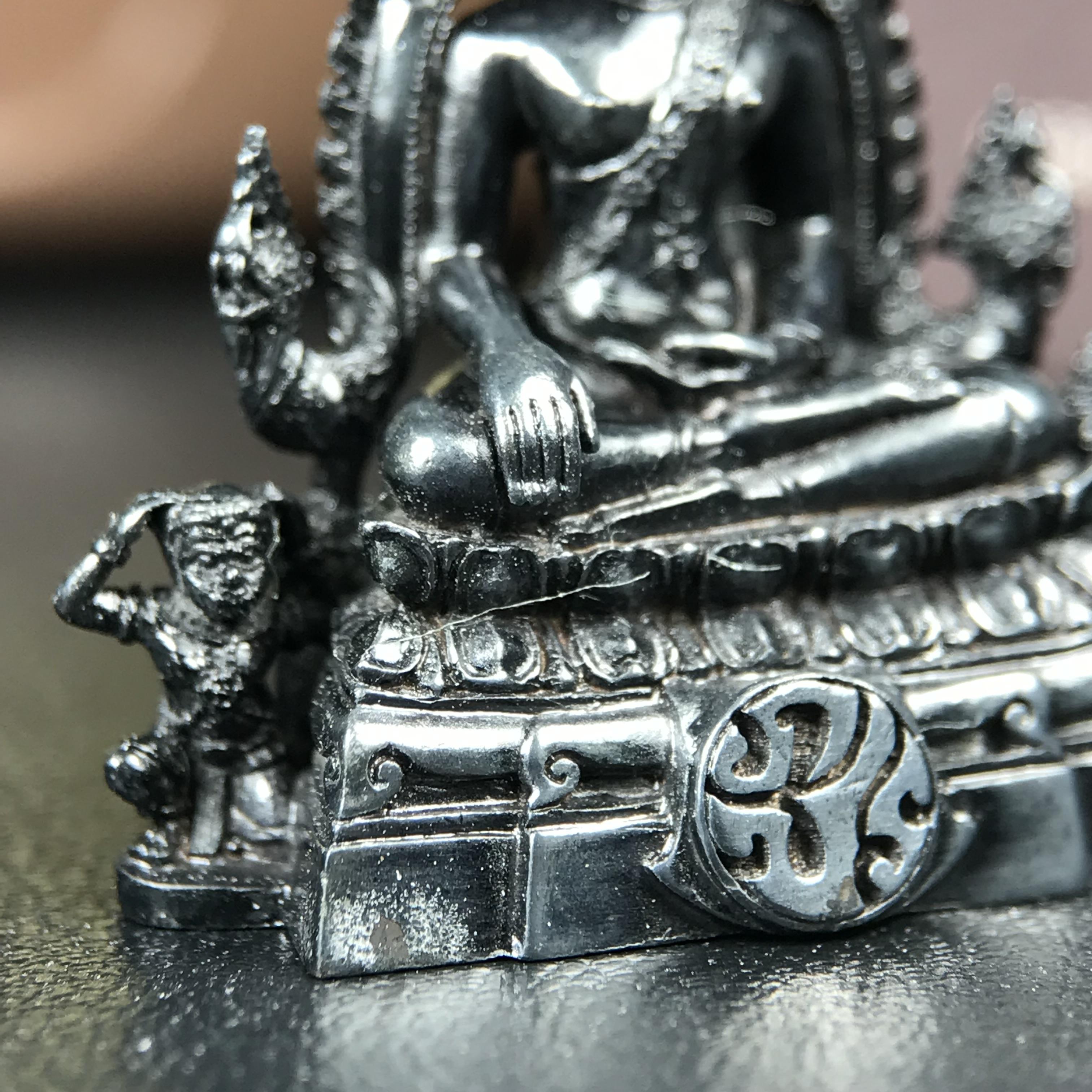 พระพุทธชินราช ภปร. โครงการ "เพราะแผ่นดินนี้ คือ แผ่นดินเกิด" ปี2548(รุ่นแรก) ลอยองค์ หน้าตัก 1/2 นิ้ว(ขนาด 3.5 x 2.5 ซม.) เนื้อเงินรมดำ(พุทธศิลป์จำลองเมื่อครั้งลอกทอง ครั้งที่3 เมื่อปี2547 ร้อยปีจะมีสักครั้ง "พระพุทธชินราชองค์ดำ")