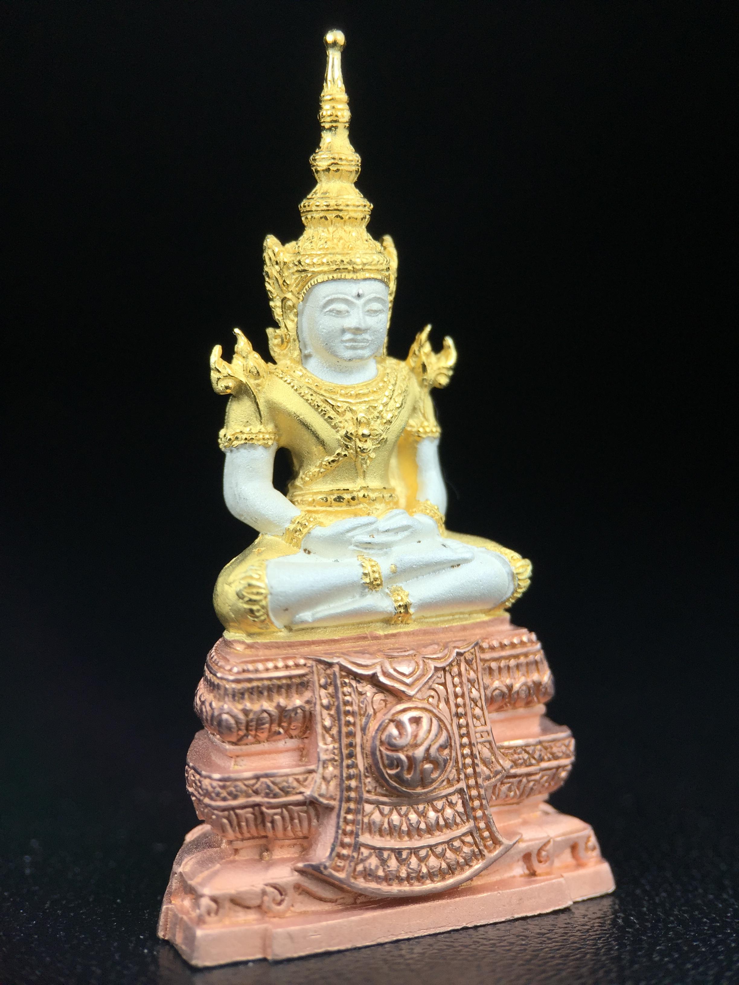 พระแก้วมรกต ภปร. ปี2547 จัดสร้างโดย รพ.ภูมิพลฯ เนื้อเงิน (3 กษัตริย์)ลอยองค์ หน้าตัก 1/2 นิ้ว งดงามทรงคุณค่าอีกหนึ่งรุ่นยอดนิยม หายาก