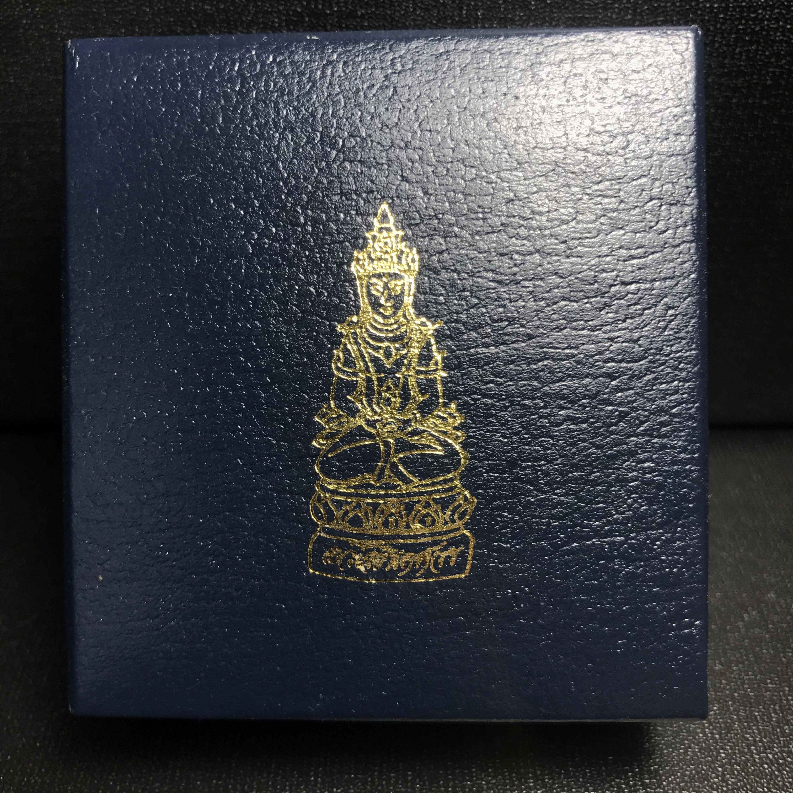 พระกริ่งอวโลกิเตศวร ( เจ้าแม่กวนอิม ) วัดโพธิ์แมนคุณาราม เนื้อเงิน 3 กษัตริย์ พ่นทราย รุ่นอุดมโภคทรัพย์ พ.ศ.2539(อีกหนึ่งรุ่นยอดนิยม พุทธศิลป์สวยงดงาม)