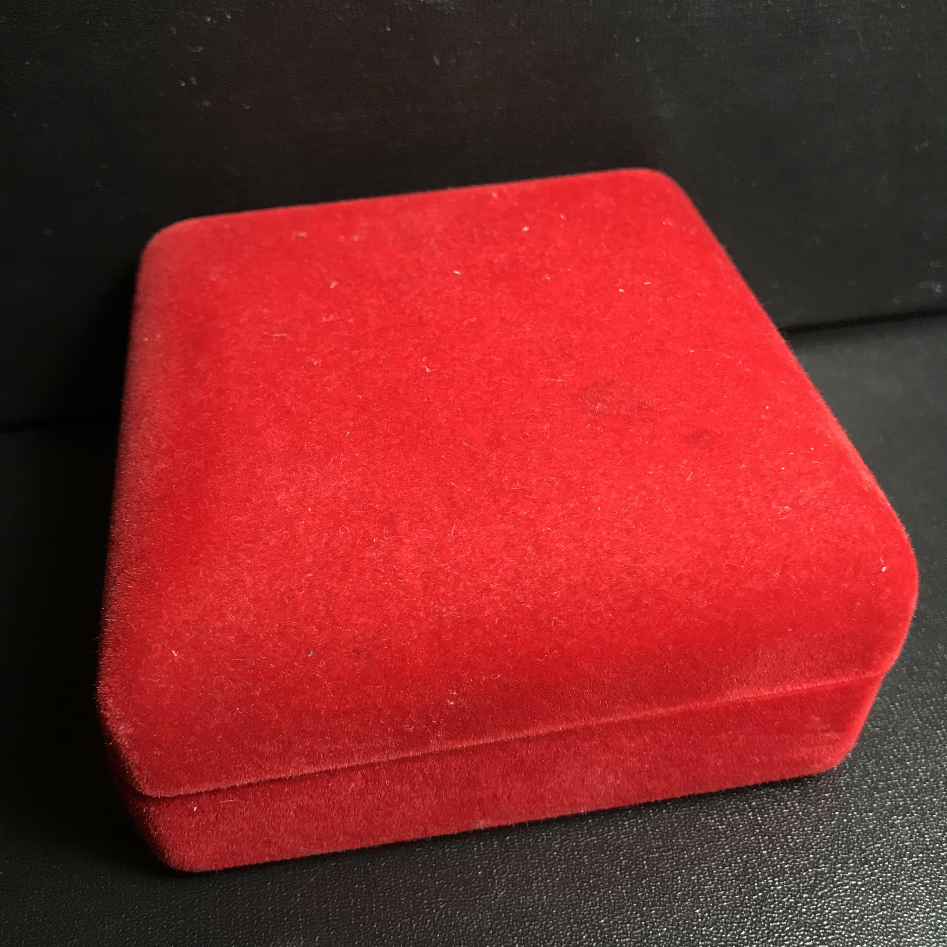 พระหลวงปู่ทวด ภปร. ปี 2547 พิมพ์สี่เหลี่ยมใหญ่-เล็ก(2องค์)เนื้อว่านดำหลัง ภปร. ทองคำ(หายาก1ใน999ชุด)