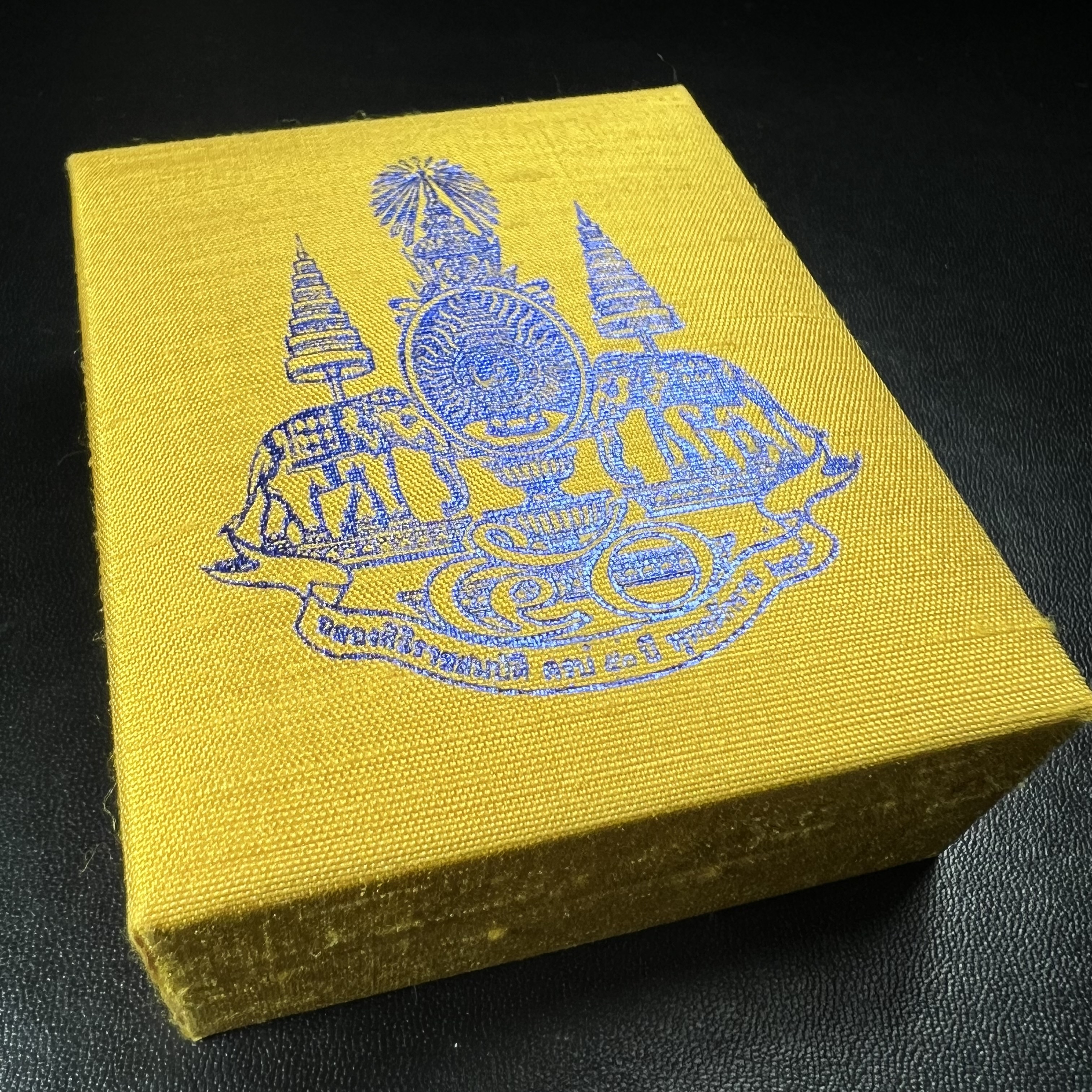 เหรียญพระพิฆเนศวร ญสส. ชุดกาญจนาภิเษกครองราชย์ 50 ปี พุทธศักราช 2538 พิมพ์ใหญ่(2.9 ซม.) เนื้อเงินผิวเดิมกลับดำขึ้นสีรุ้งเข้มขลังงดงามธรรมชาติสร้างสรรค์ สภาพสวยเดิมพร้อมกล่องบรรจุเดิม ตอกโค๊ดหมายเลขกำกับ(1ใน 5539องค์)