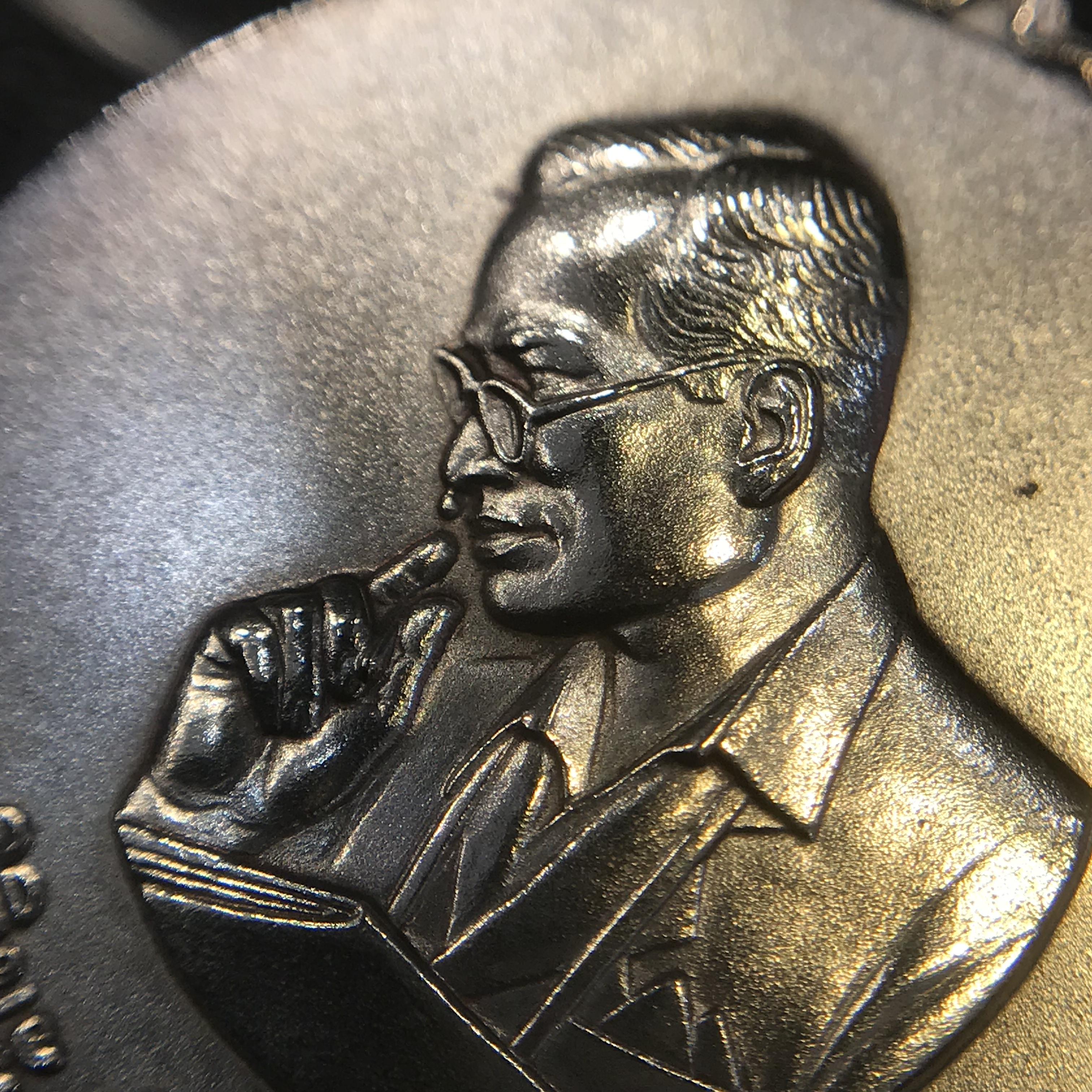 เหรียญพระมหาชนก พิมพ์เล็ก เนื้อเงิน ปี2542 พร้อมหนังสือครบชุด