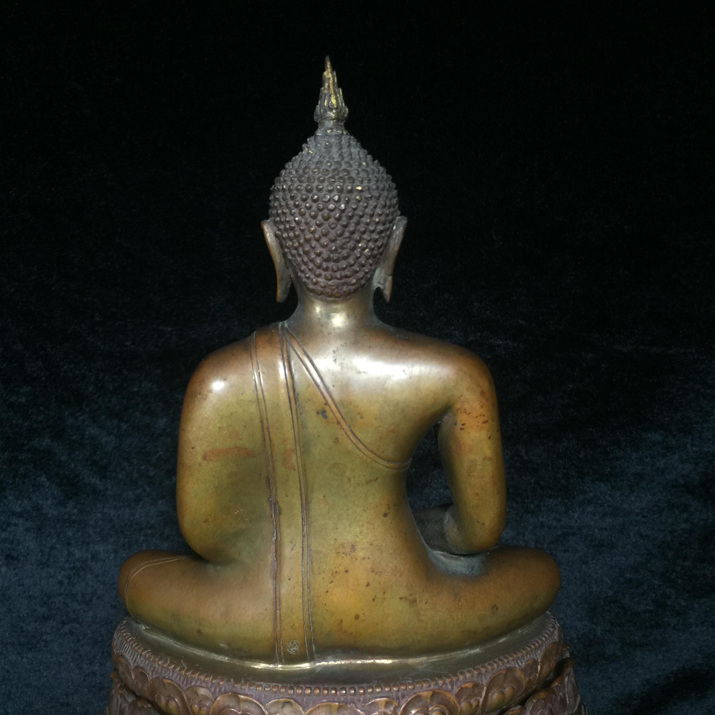 พระพุทธธรรมทิฐิศาสดา 50 ปี ธรรมศาสตร์ ปี 2527 หน้าตัก 5 นิ้ว 2 ถอด (ในหลวงรัชกาลที่9เสด็จในพิธีเททอง)(1ใน 1600 องค์)