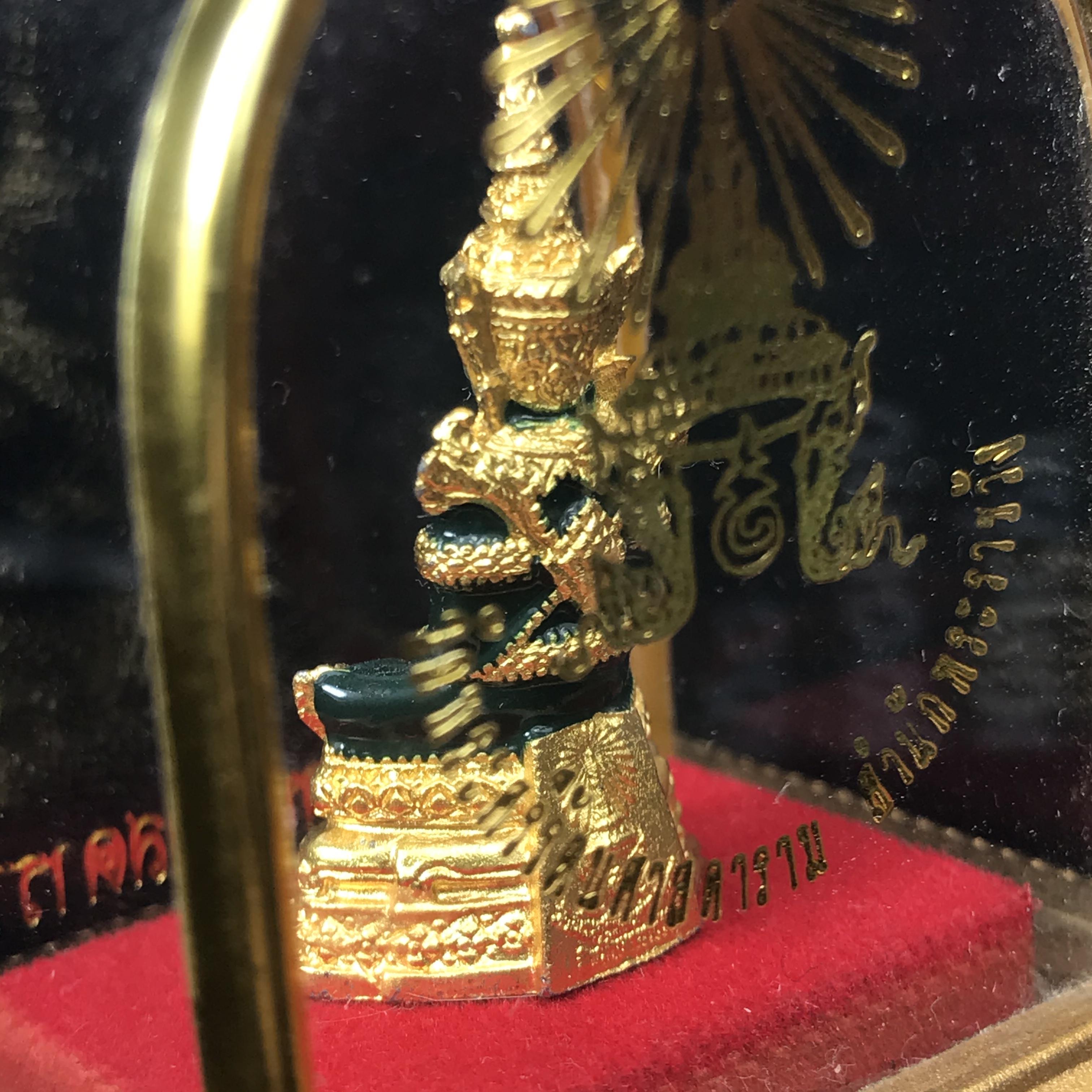 พระพุทธมหามณีรัตนปฏิมากร(พระแก้วมรกต) วัดพระศรีรัตนศาสดาราม สำนักพระราชวัง จัดสร้าง พิมพ์ฤดูร้อน หน้าตัก 1 นิ้วพร้อมครอบตู้เดิม(บรรจุมวลสารใต้ฐาน)