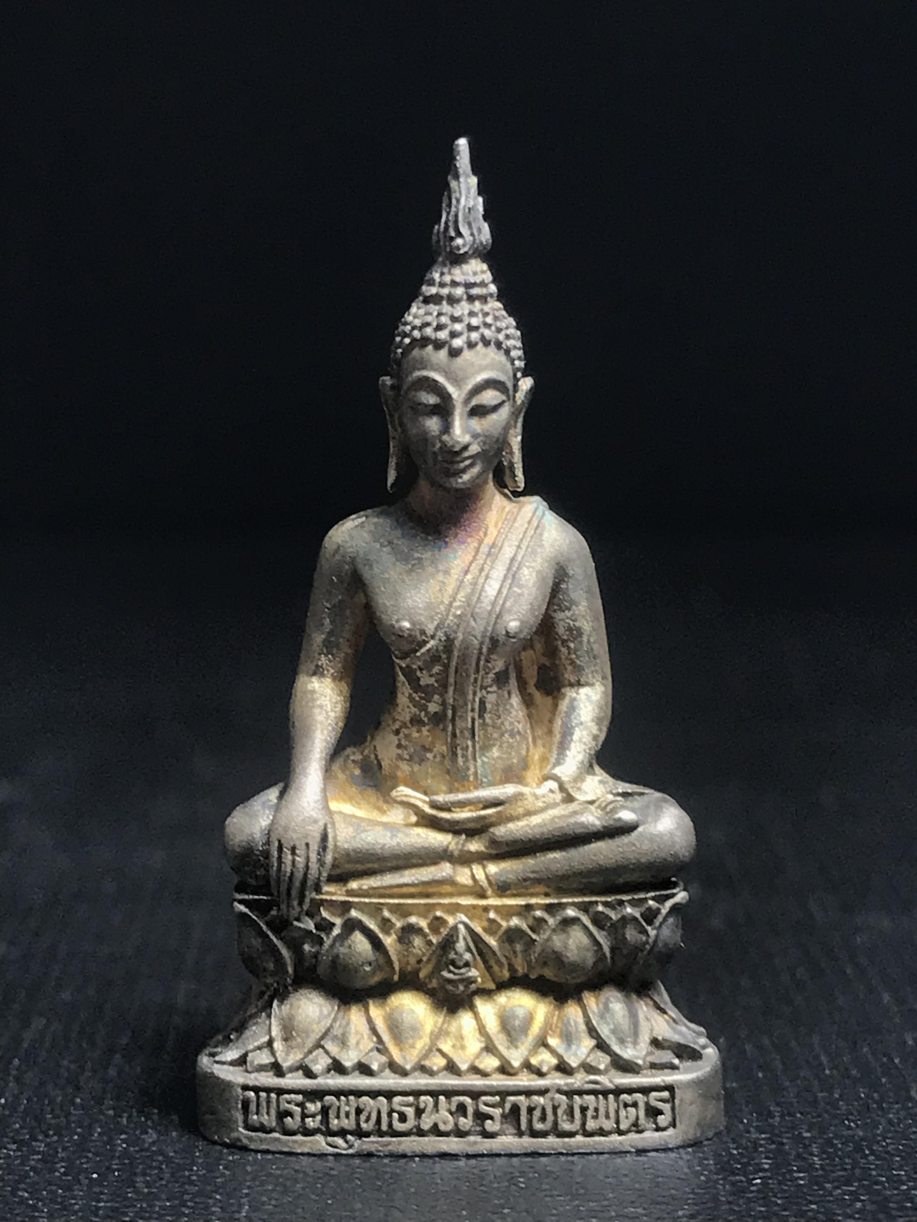 พระกริ่งพระพุทธนวราชบพิตร ครองสิริราชสมบัติครบ 50 ปี พ.ศ.2540 ชุดพระราชทาน(หายาก)เนื้อเงินผิวเดิมขึ้นสีรุ้งแบบนิยม