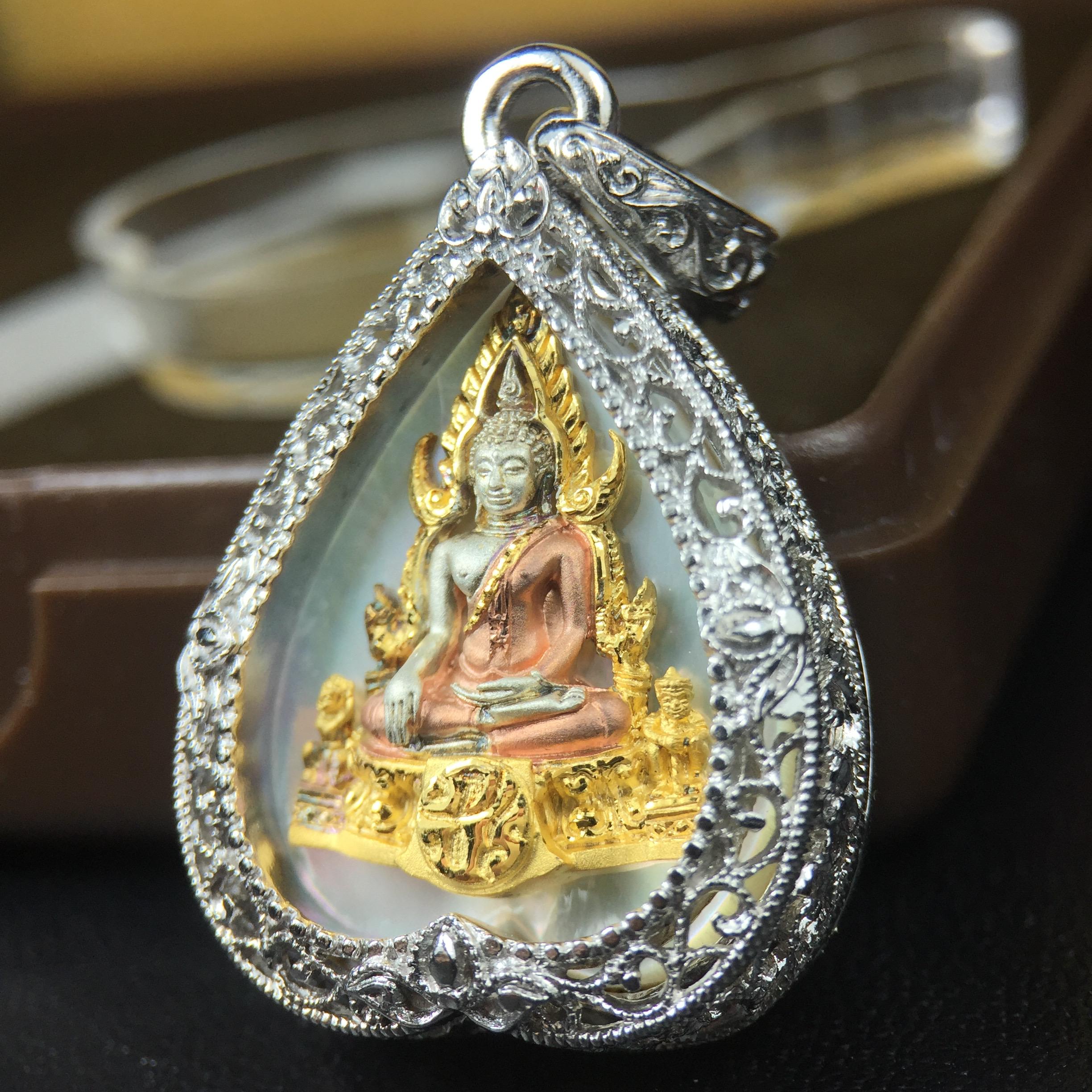 พระพุทธชินราช ภปร. โครงการ "เพราะแผ่นดินนี้ คือ แผ่นดินเกิด" ปี2548(รุ่นแรก) เหรียญทรงใบโพธิ์ ขนาด 21 x 29 มม. เนื้อเงินสามกษัตริย์ องค์พระชุบสามกษัตริย์ ล้อมด้วยกรอบเงินชุบทองคำขาวสลักเสลาเป็นลวดลายละเอียดอ่อน ส่วนพื้นองค์พระเป็นเปลือกหอยมุข