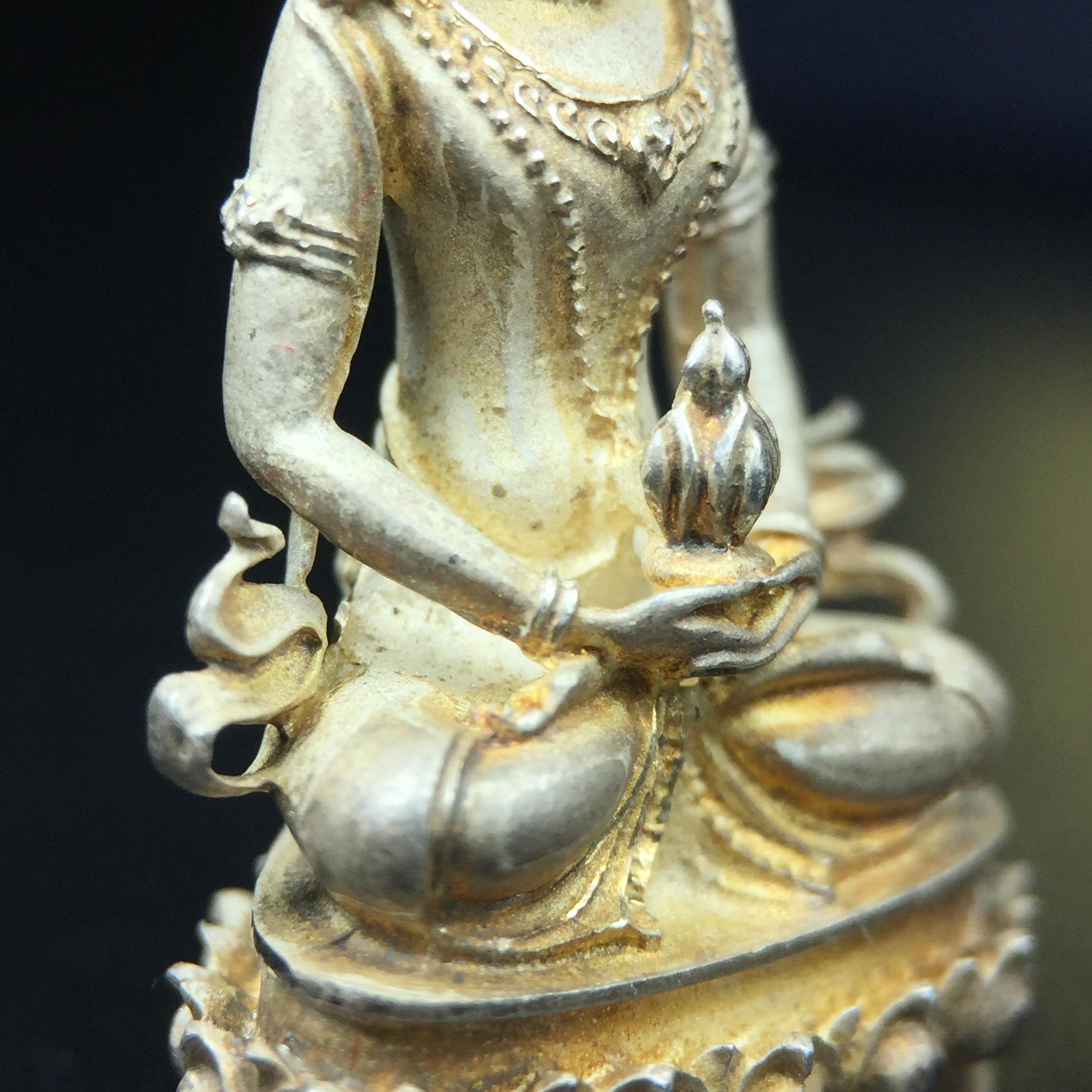 พระกริ่งอวโลกิเตศวร ( เจ้าแม่กวนอิม ) วัดโพธิ์แมนคุณาราม เนื้อเงิน พ่นทราย(ผิวเดิม ขึ้นสีรุ้งธรรมชาติ แบบนิยม เสน่ห์ของพระเนื้อเงิน) รุ่นอุดมโภคทรัพย์ พ.ศ.2539(อีกหนึ่งรุ่นยอดนิยม พุทธศิลป์สวยงดงาม)