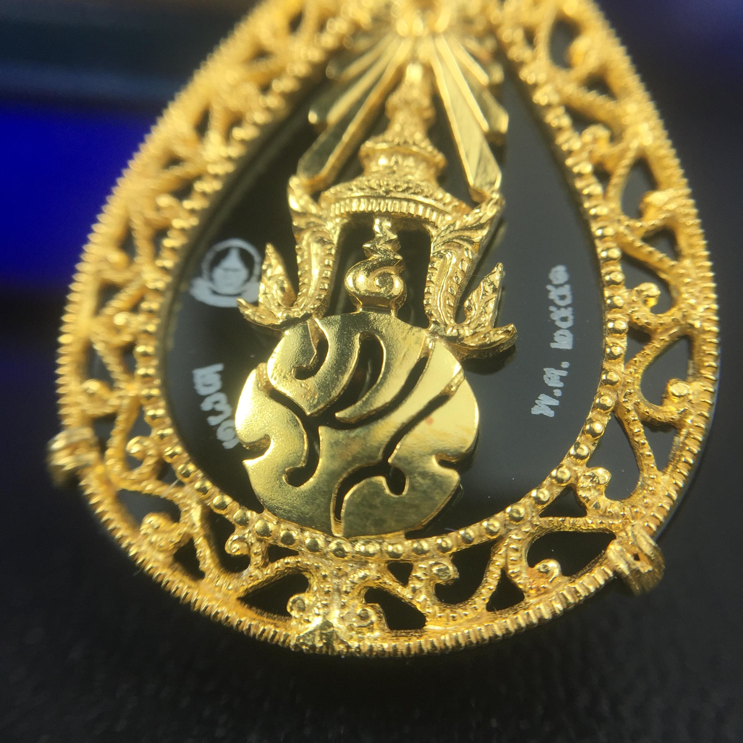 เหรียญพระพุทธชินราช ภปร. รูปหยดน้ำ โครงการ เพราะแผ่นดินนี้คือแผ่นดินเกิด เนื้อทองคำ (นน.รวม 7.3 กรัม) ปี2551 (ขนาด 21 x 29 มม.) (สวยงามหายาก)1ใน 3000องค์